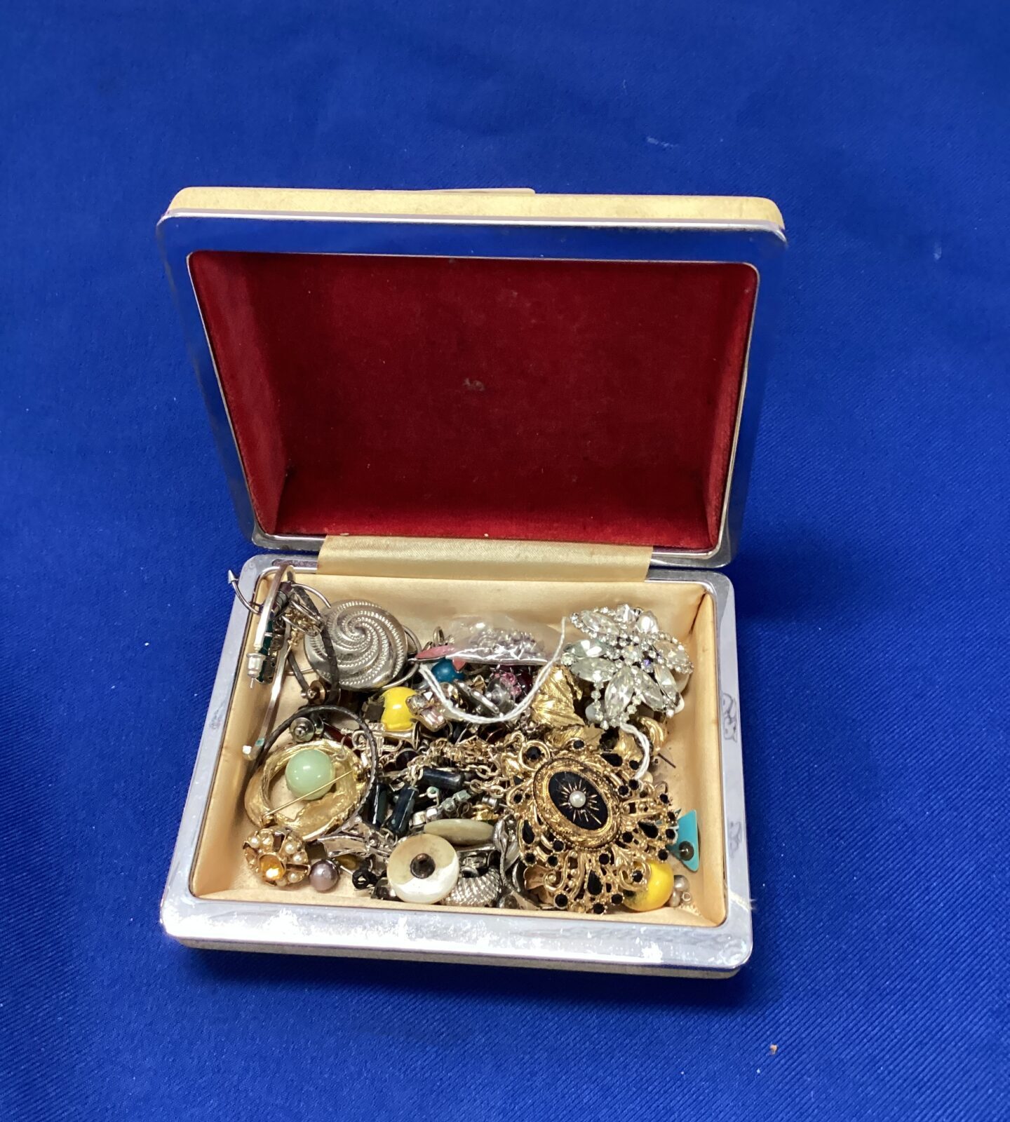 Box of mixed costume jewellery