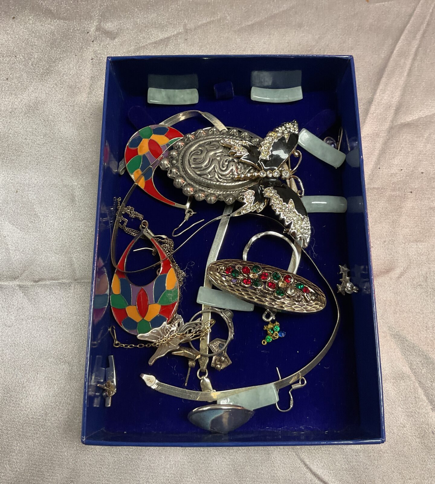 Tray of mixed jewellery
