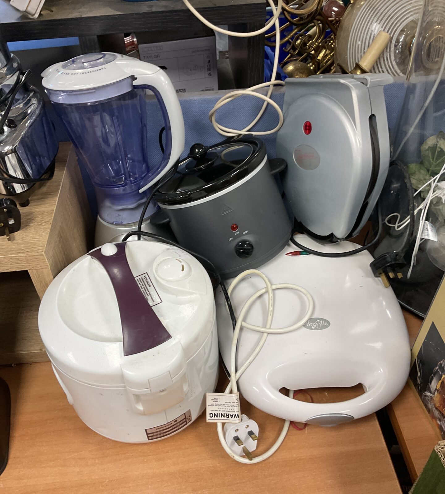 Bundle of kitchen appliances including slow cooker & blender