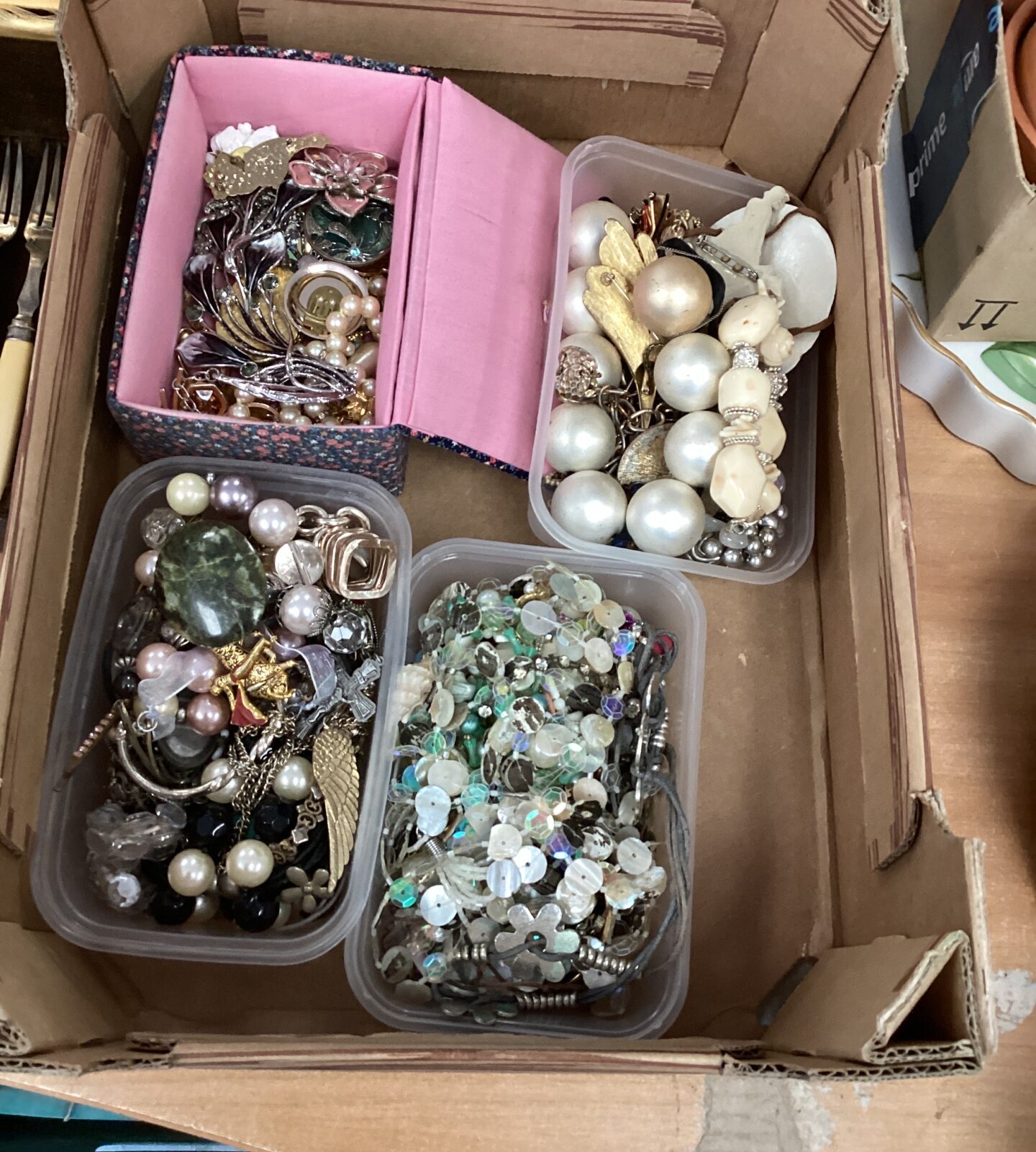 Tray of costume jewellery