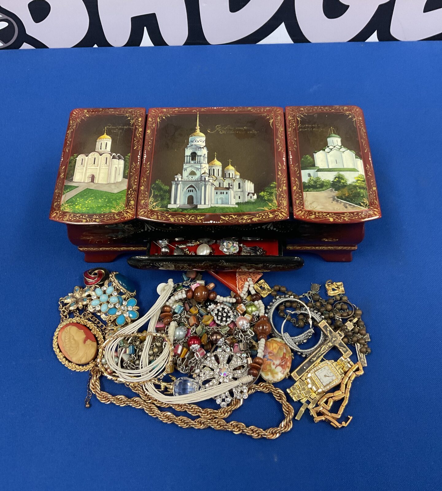 Hand painted lacquered jewellery box with contents