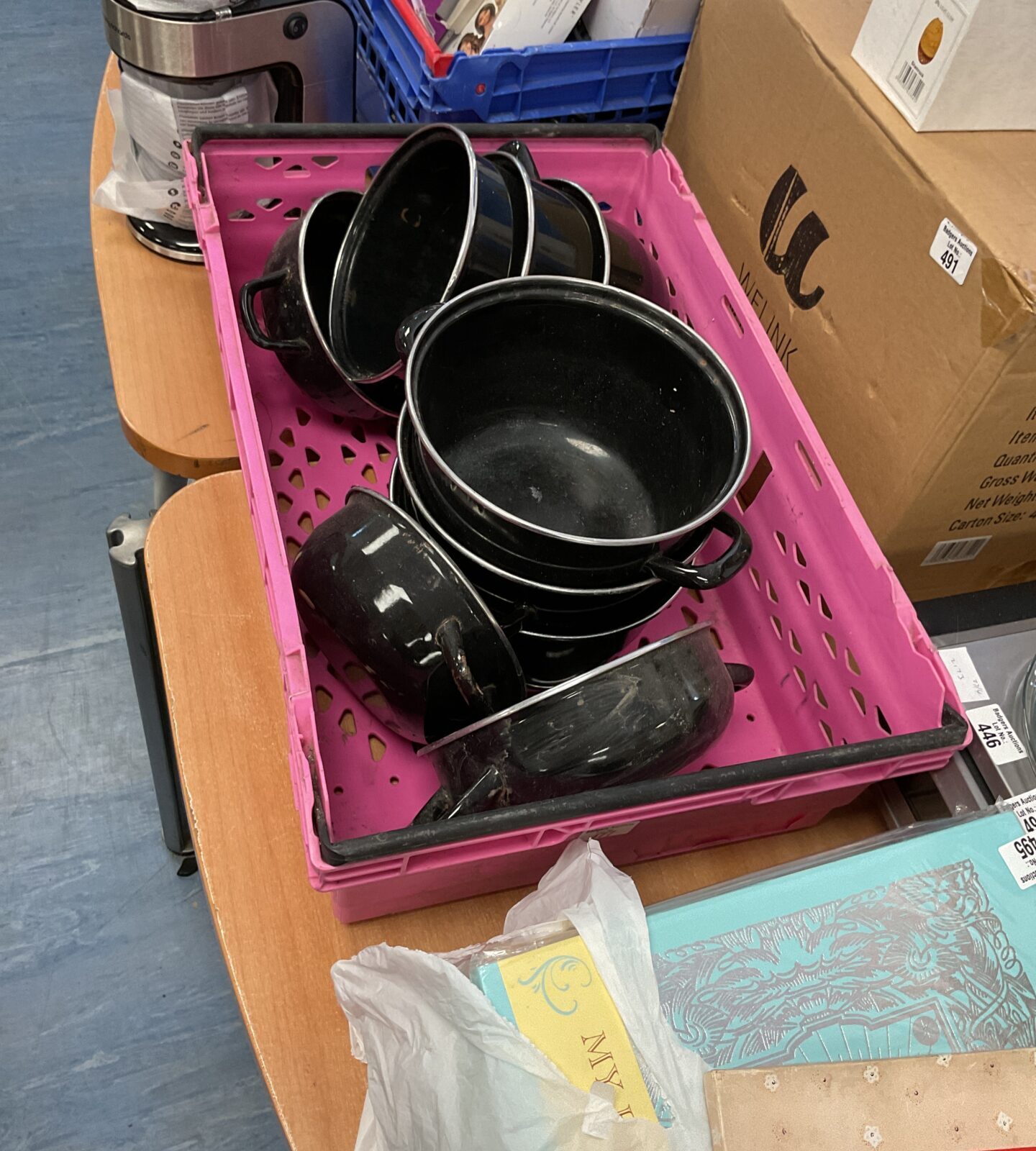 Crate of servieropf pots