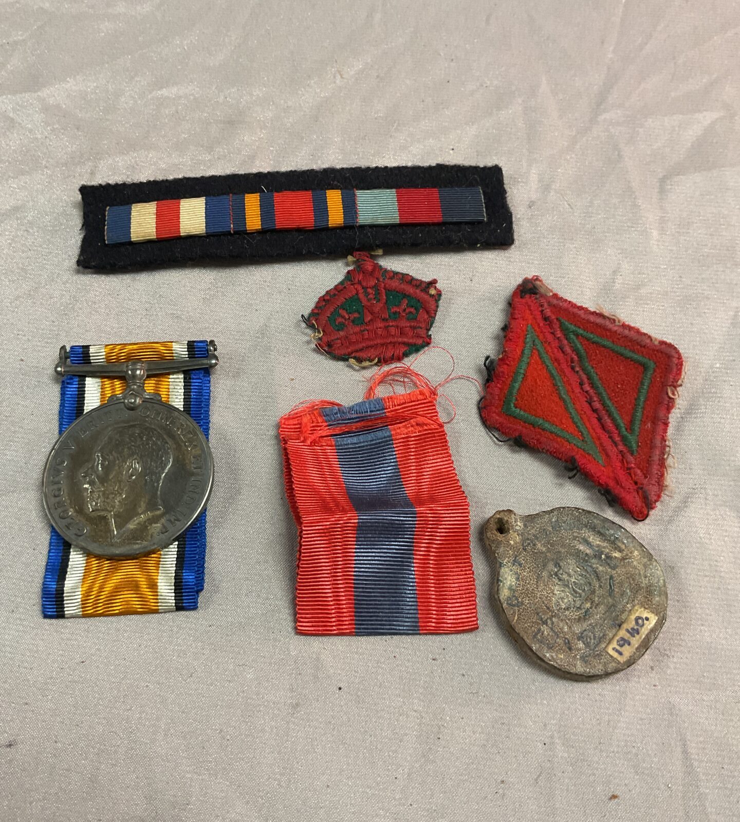 Ww1 war medal and assortment of badges