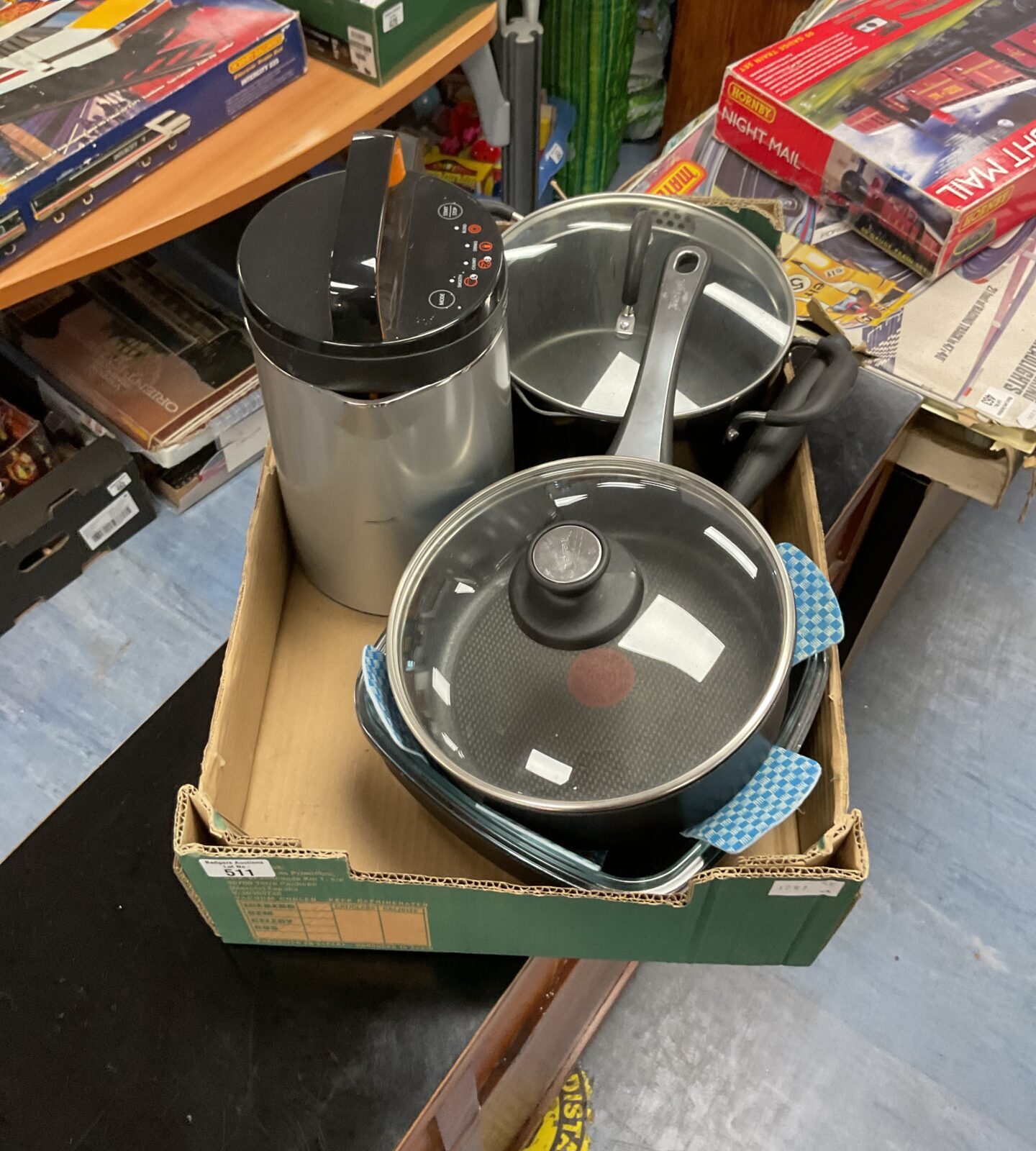Tray of mixed kitchenware inc morphy richards soup maker and tefal pan