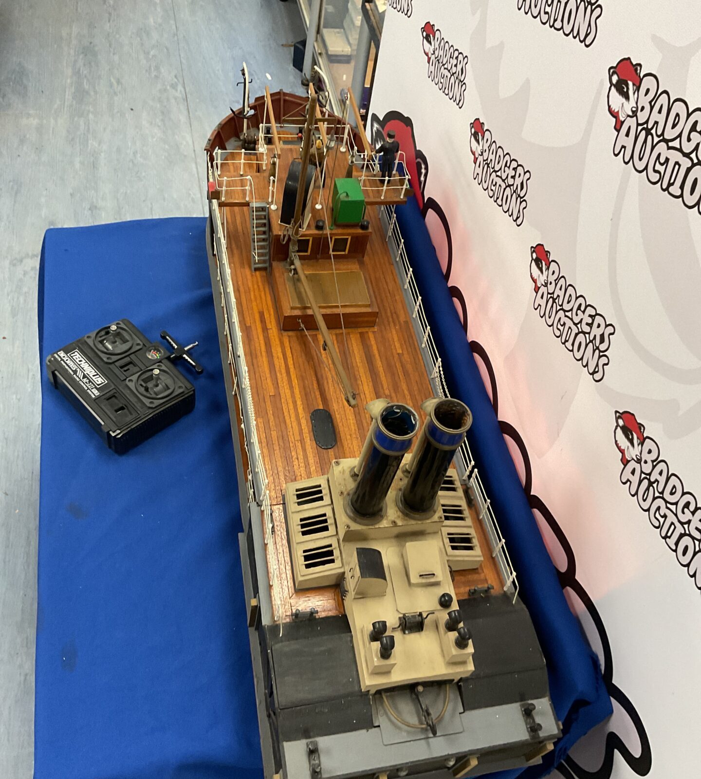 Medium 38” Radio control paddle steamer with remote Controller - Image 3