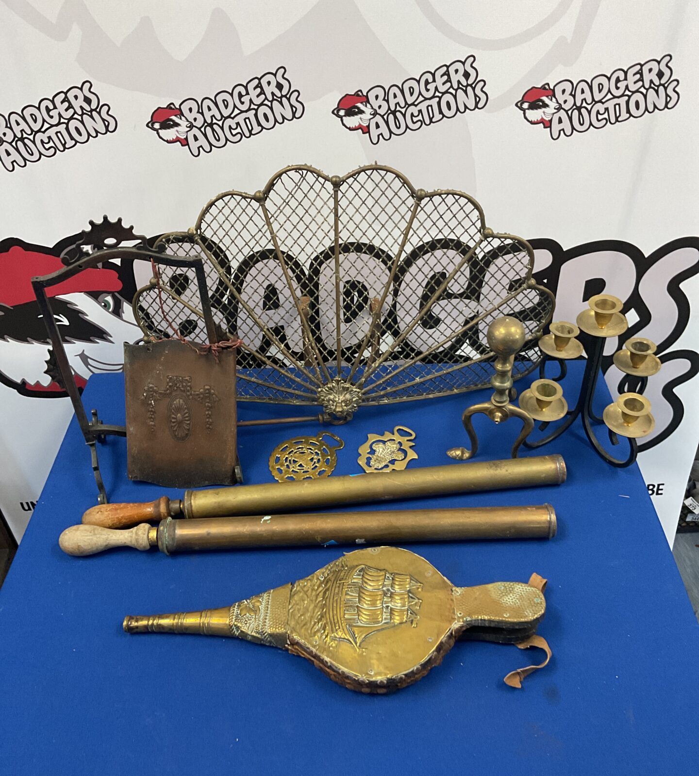 Tray of brass & copper including lion head fireguard & copper gong