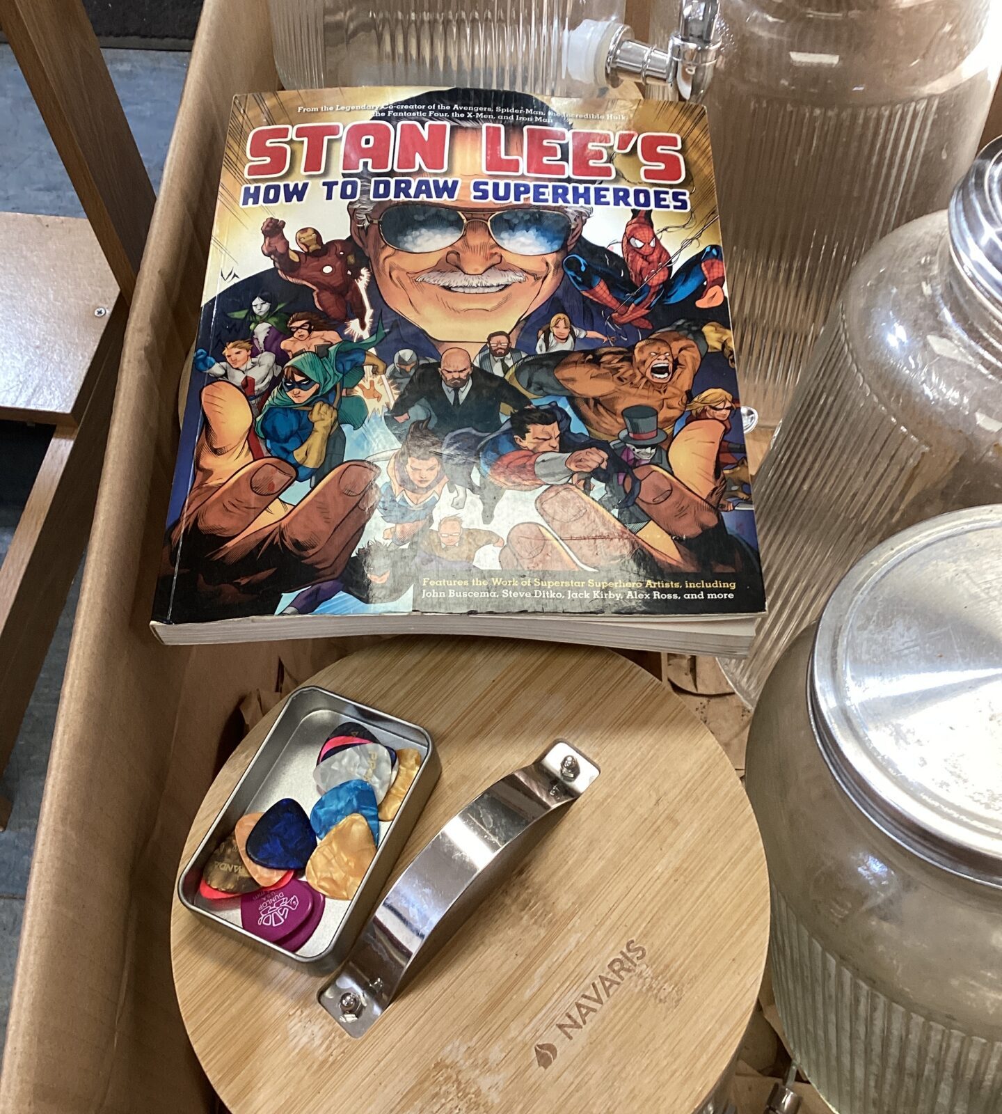 Box of seven drinks dispensers inc navaris with stan lee how to draw superheroes book & a tin of guitar picks - Image 2