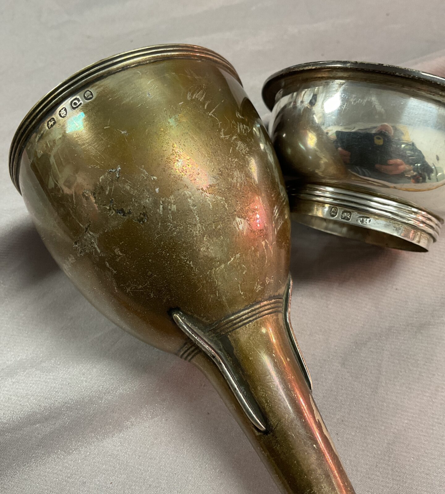 A hallmarked George Ill 1811 silver wine funnel with strainer cup 173.3G - Image 4