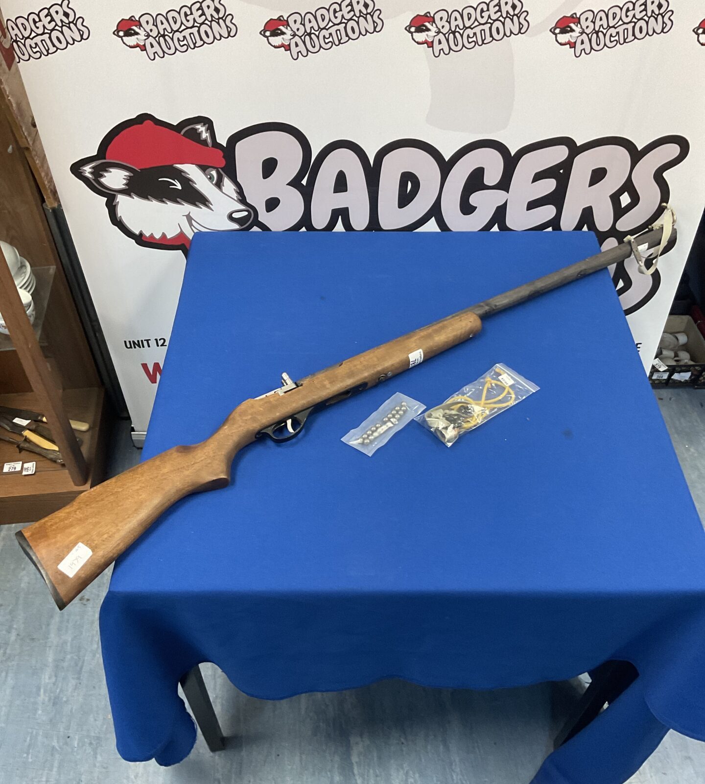 Catapult rifle with spare rubbers & ammo