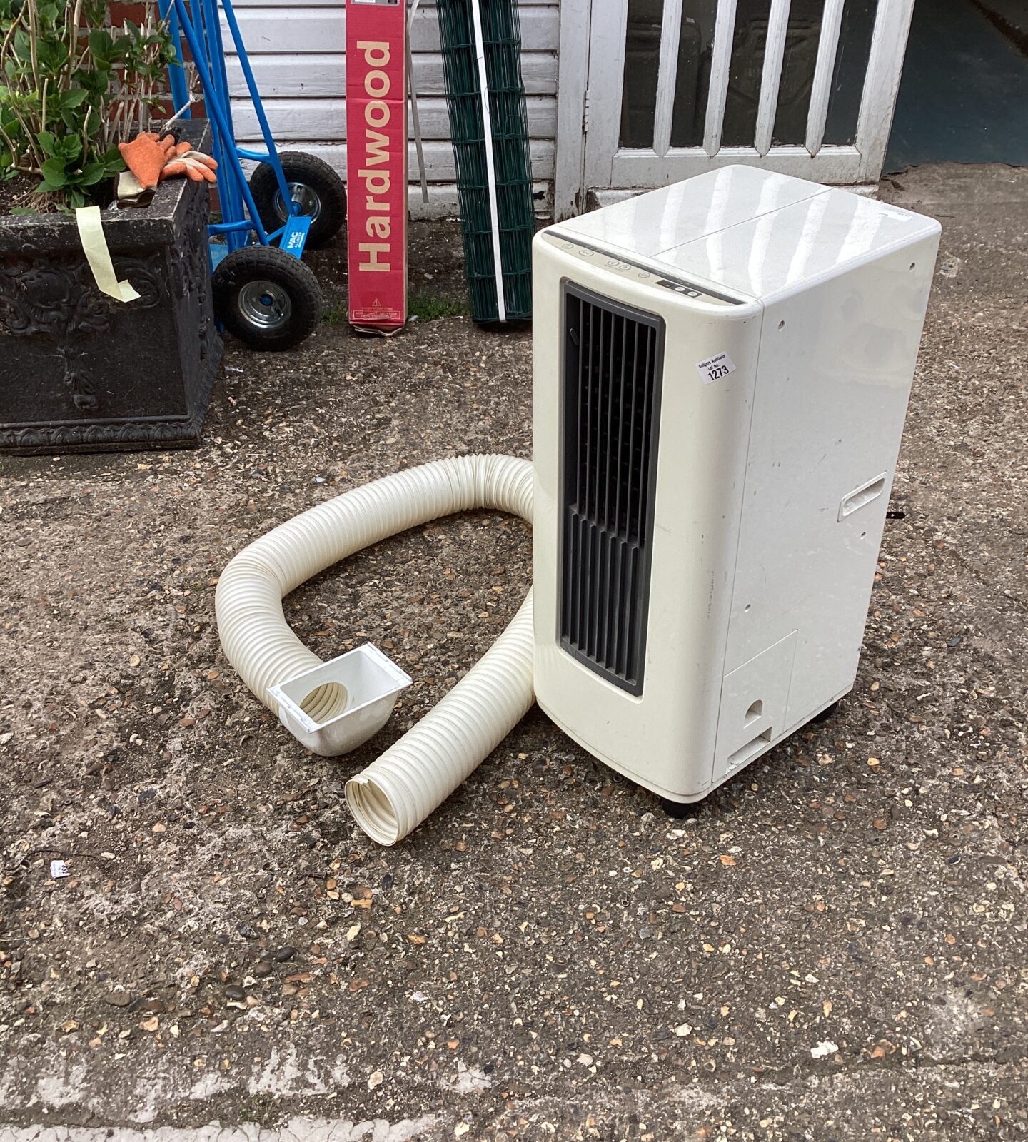 Air conditioner unit with hose