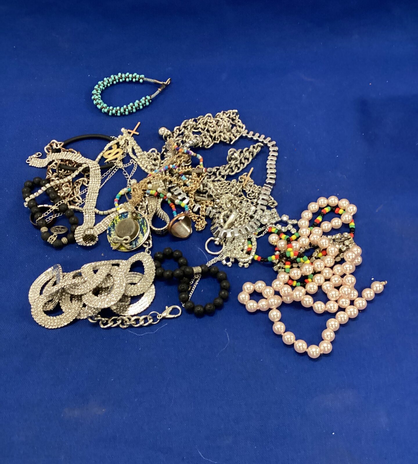 Box of mixed costume jewellery inc necklaces & rings