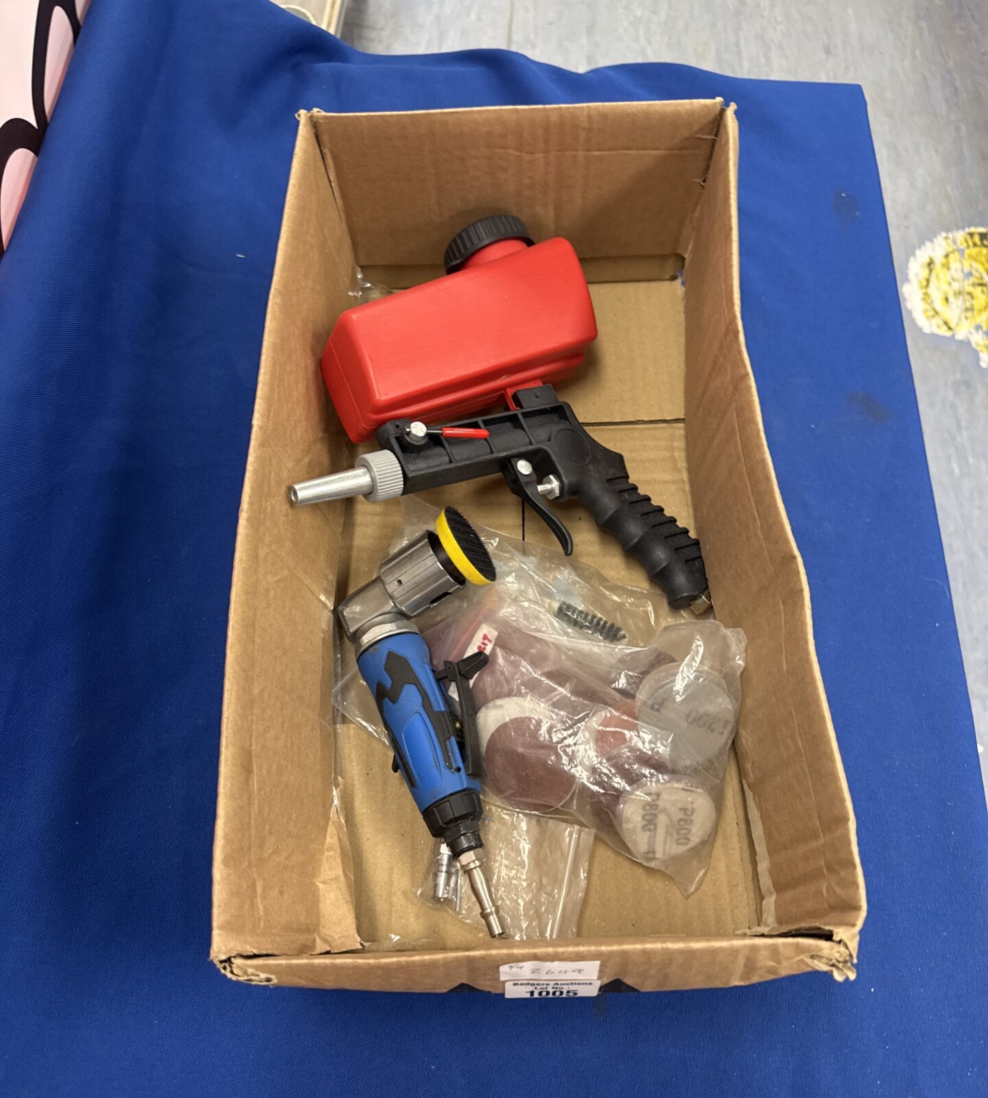Pneumatic bodywork sander with pads & a spray gun - appear new
