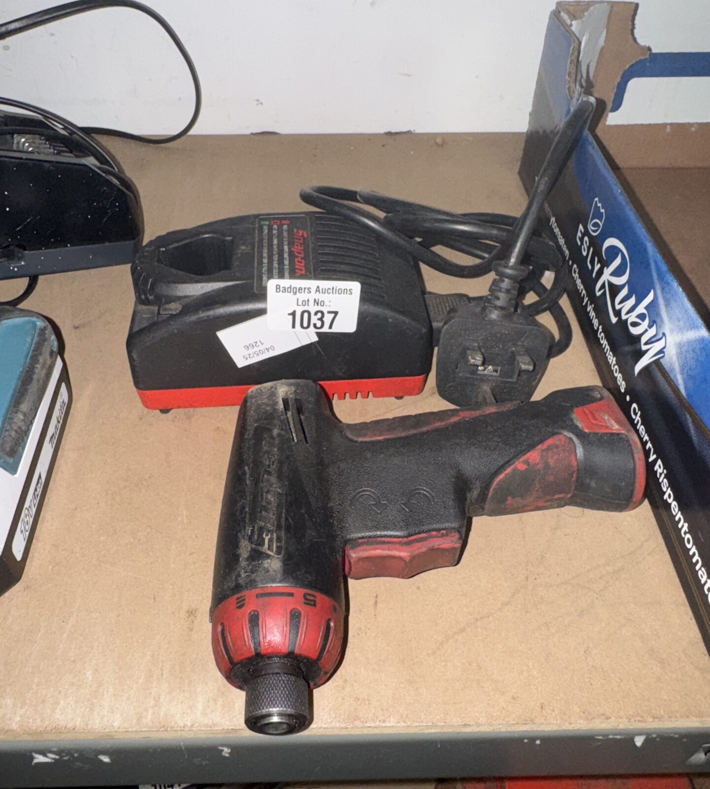 Snap on cordless screwdriver with charger - untested, flat battery