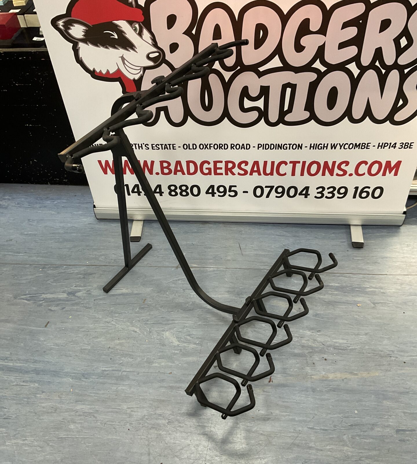 Metal fold down Gun rack for six guns - Image 2