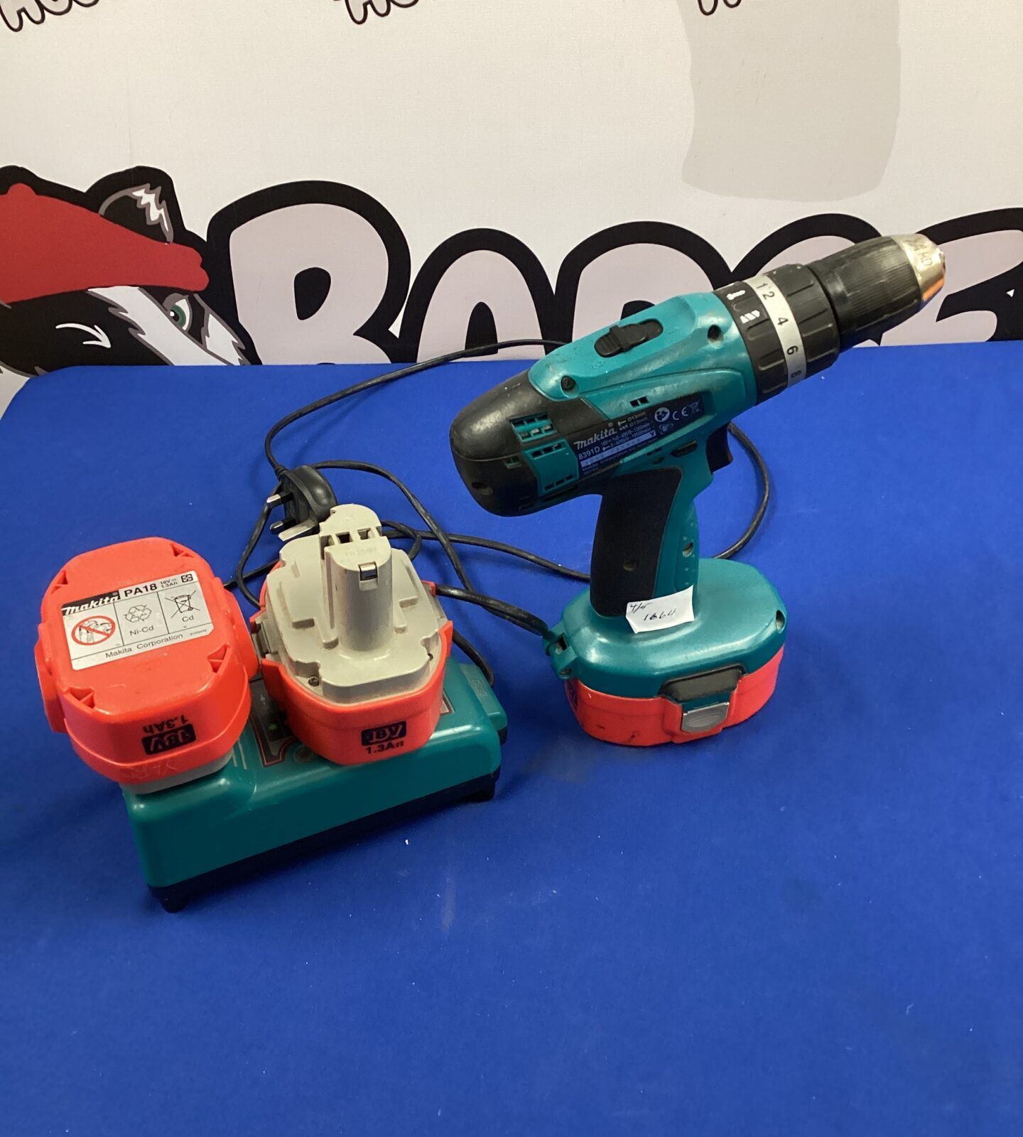 Makita cordless drill with three batteries & charger working