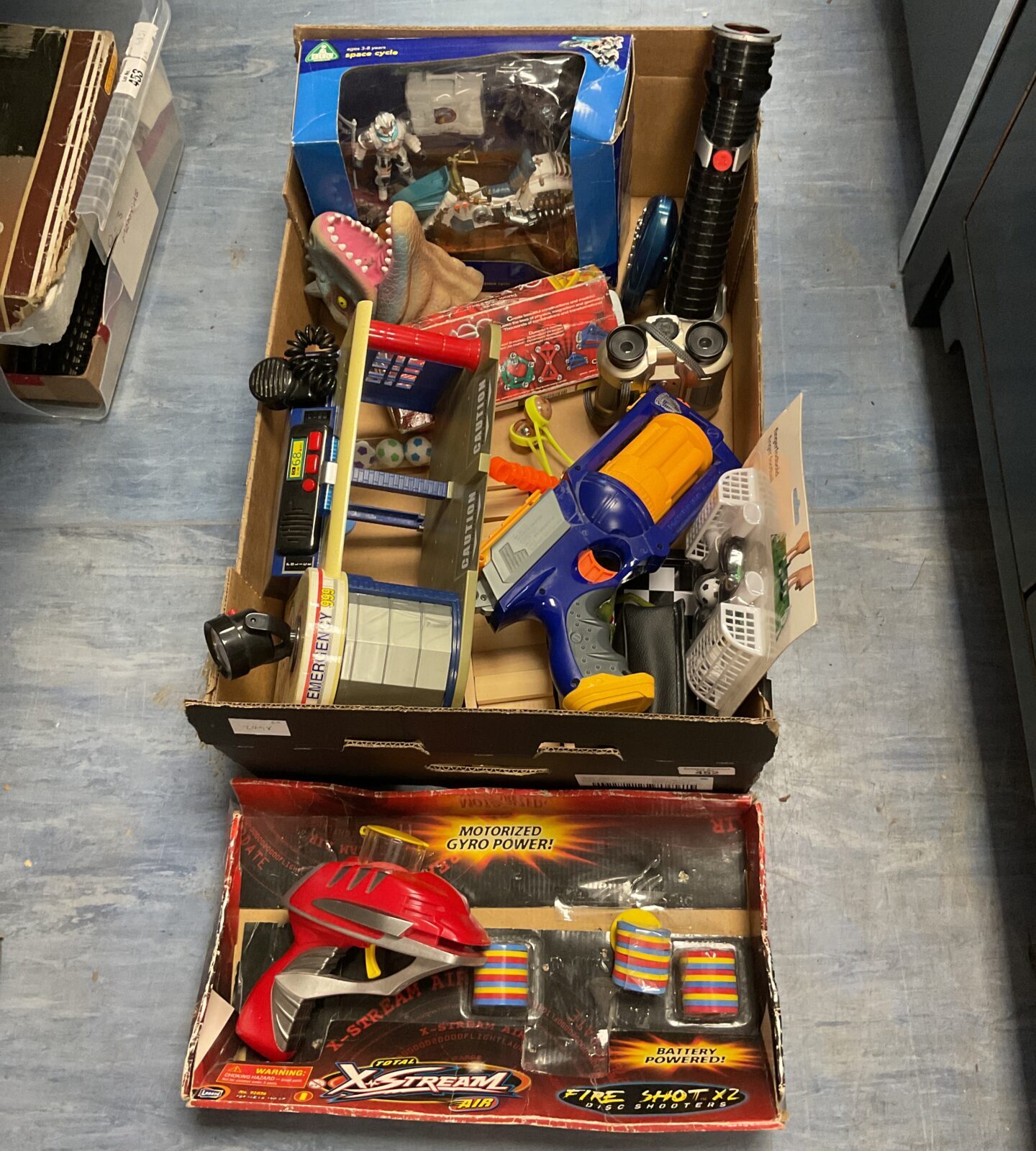 Tray of assorted toys inc electronic garage x stream air gun ect