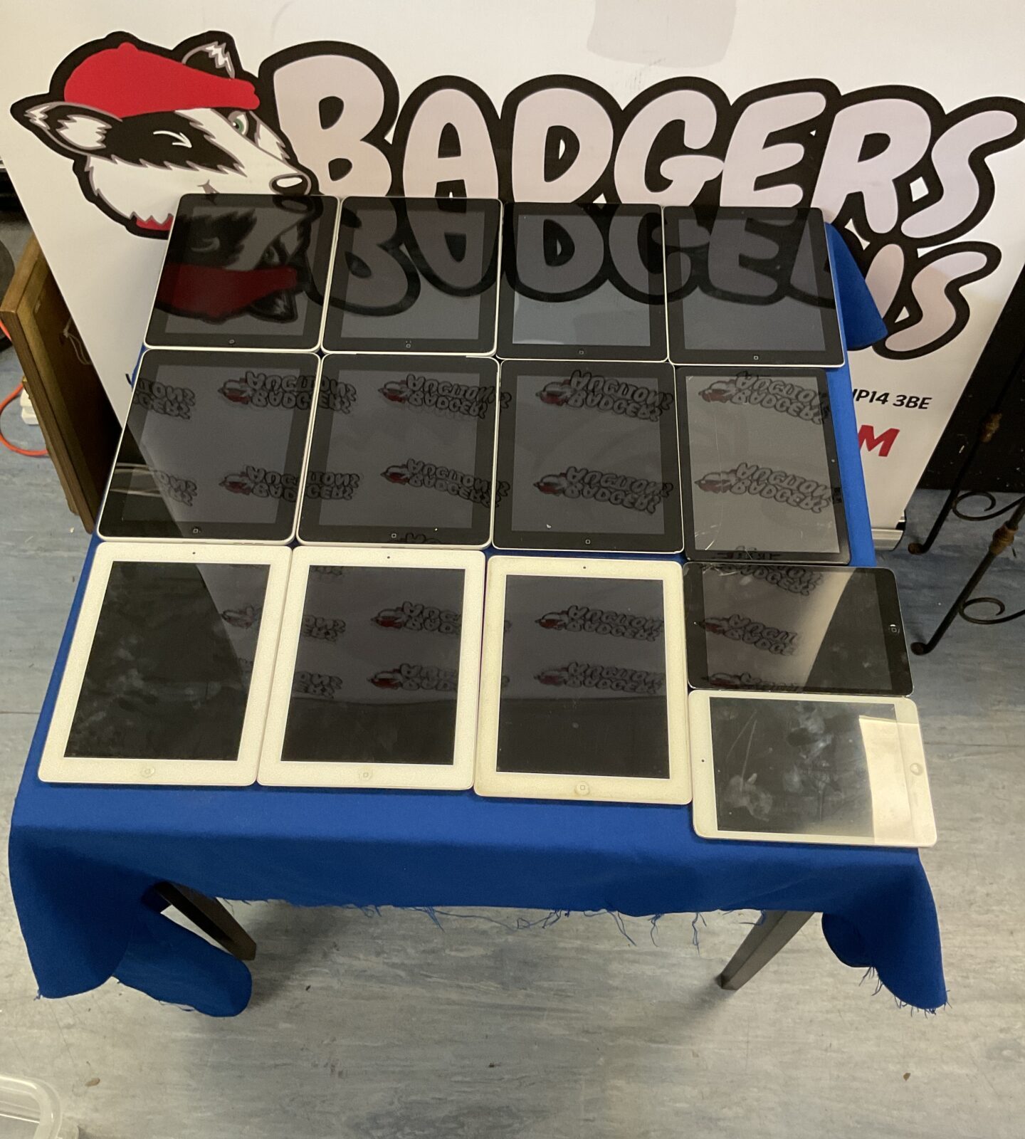 Large quantity of apple ipads inc model A1219 and model A1395