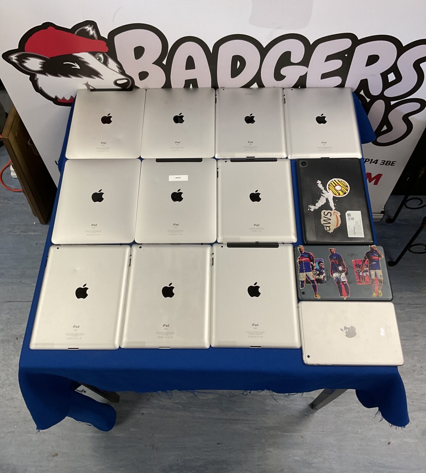 Large quantity of apple ipads inc model A1219 and model A1395 - Image 2