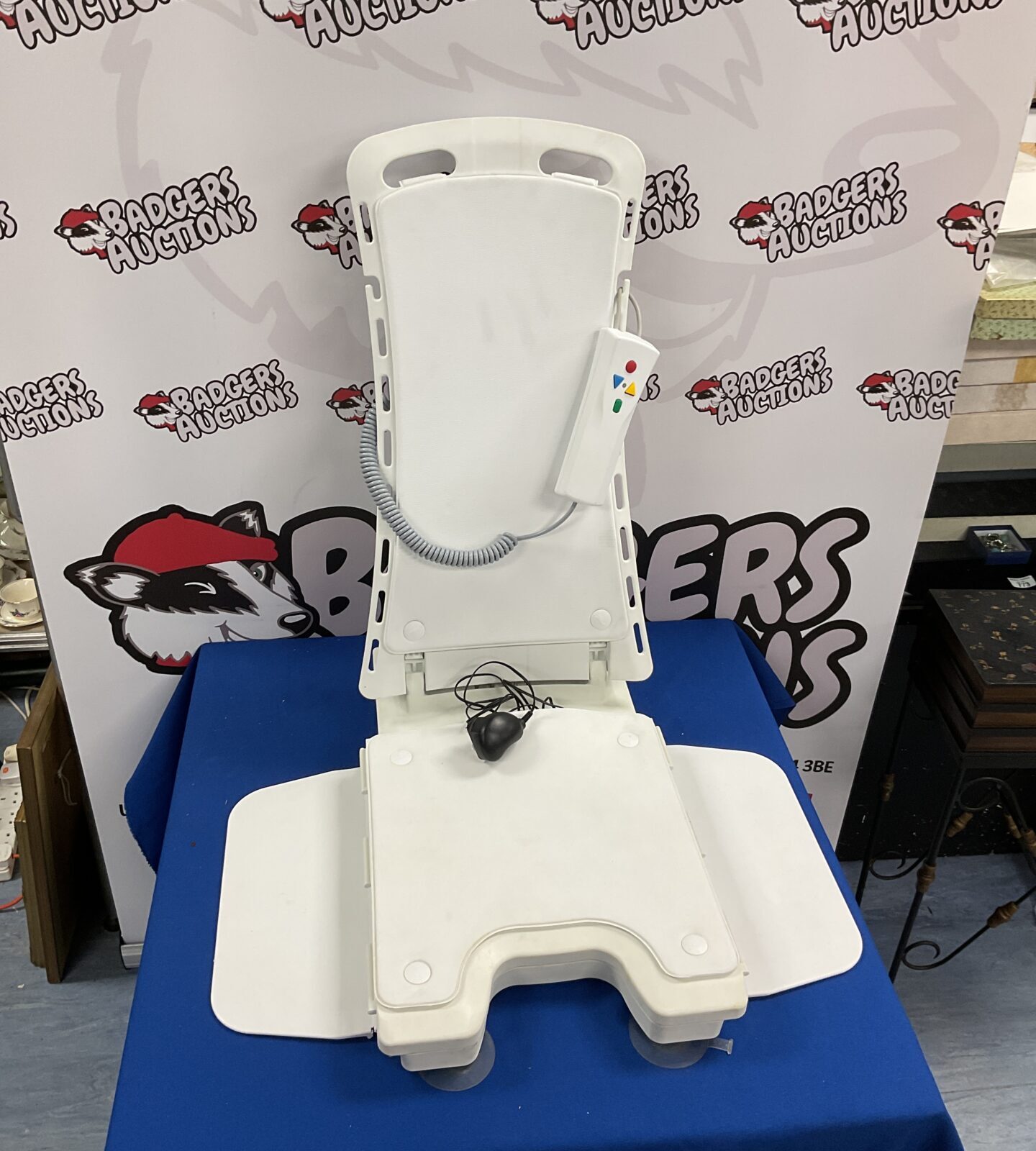 Akkulift electric bath lift charged and working