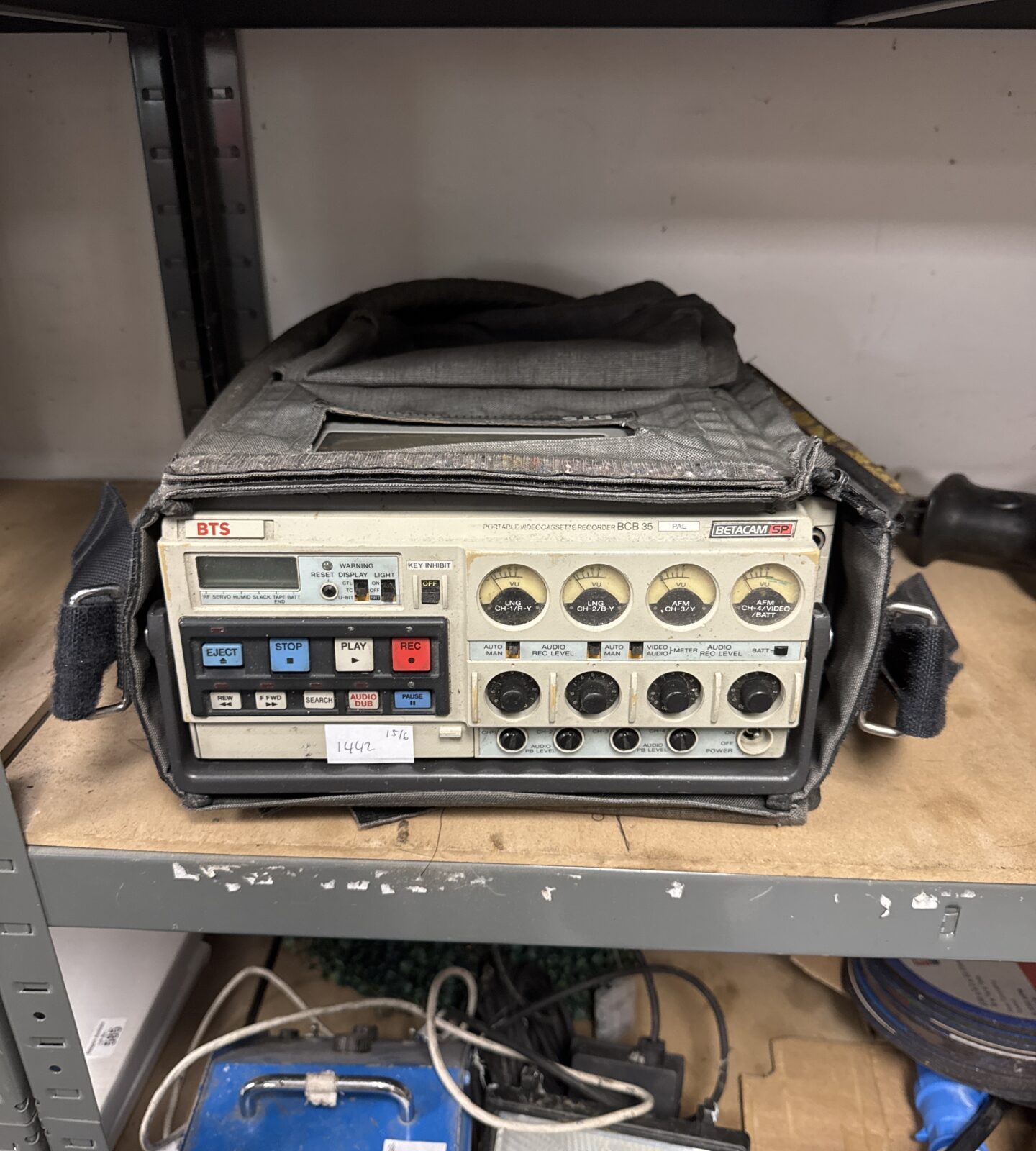 Vintage bts betacam sp bcb 35 pal portable videocassette recorder - untested