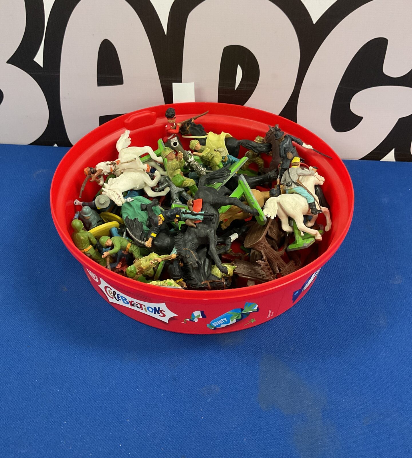 Box of vintage britans deetail figures