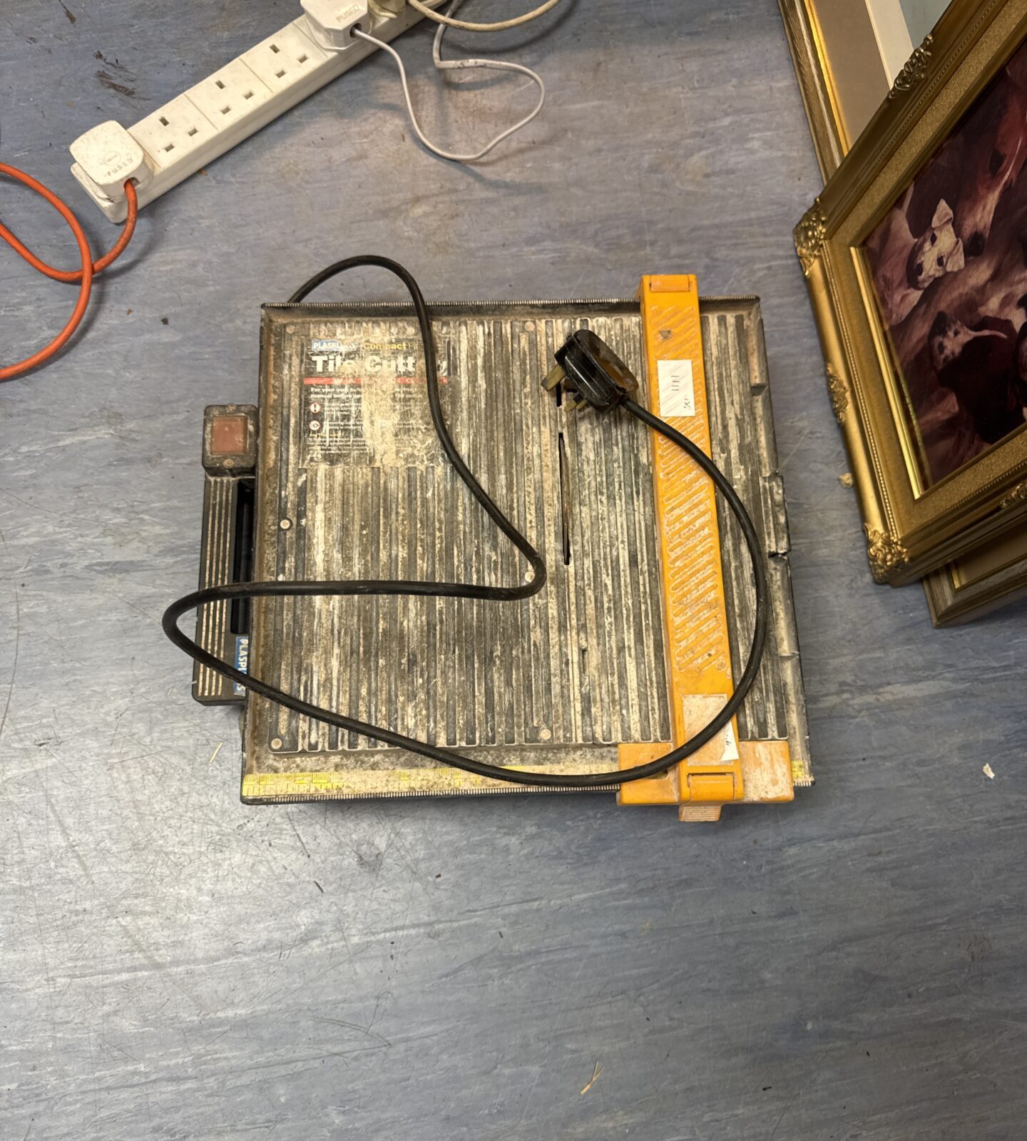 Plasplugs electric tile cutter - working