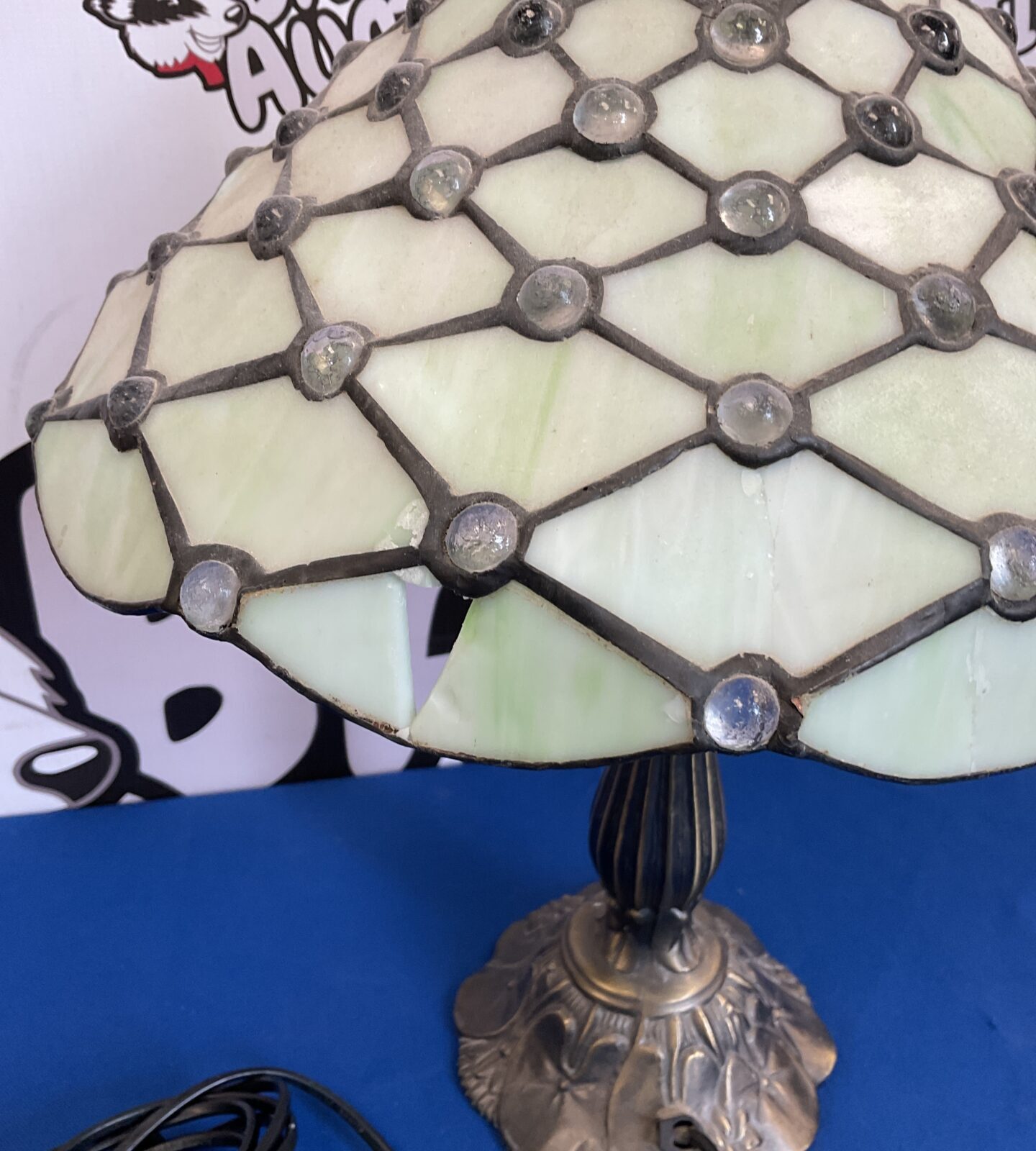 Tiffany style table lamp (slight damage) - Image 2