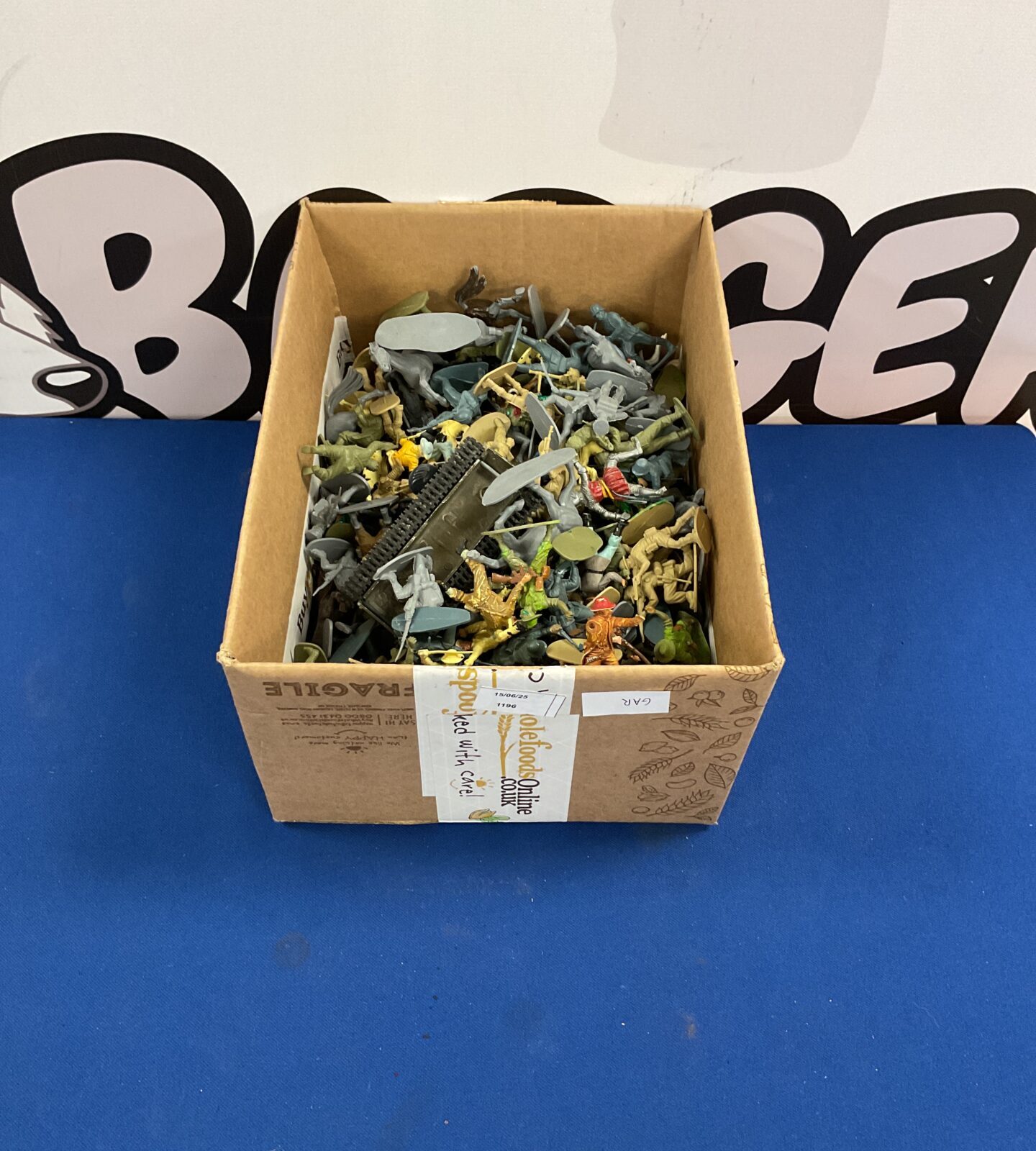 Box of mixed vintage plastic soldiers and others