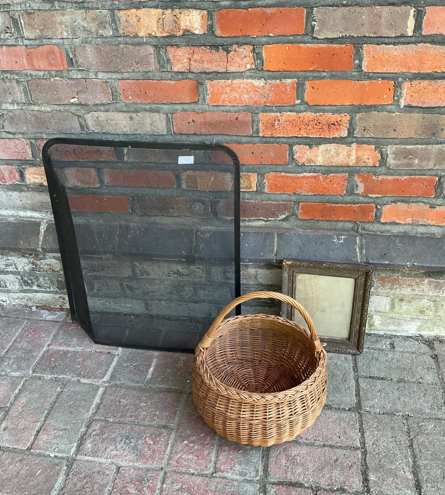 Wicker basket with photo frame & mesh firescreen