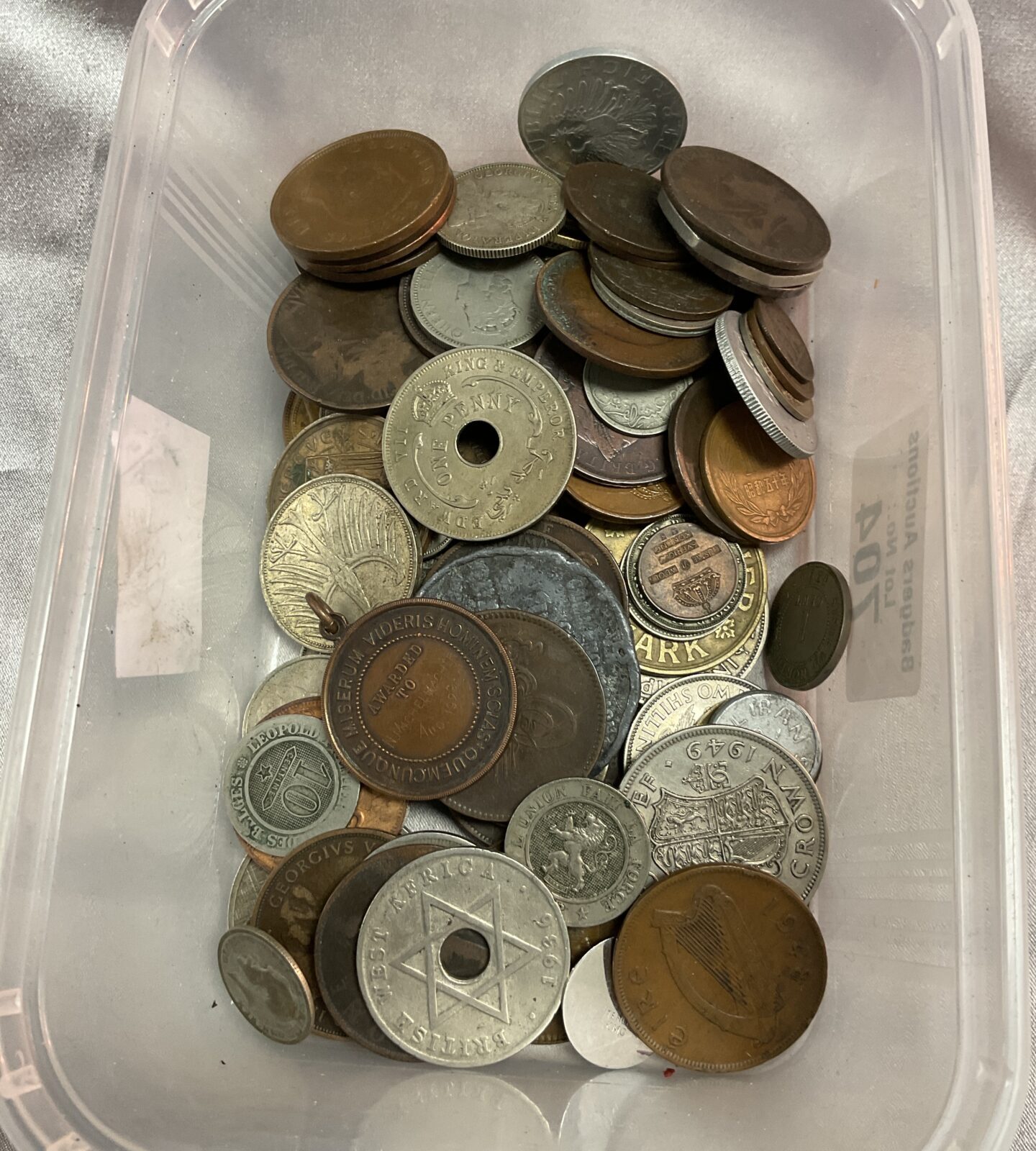 Tray of assorted coins