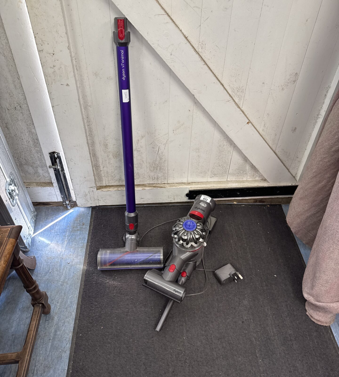 Dyson v7 animal cordless hoover with charger & attachments - powers on