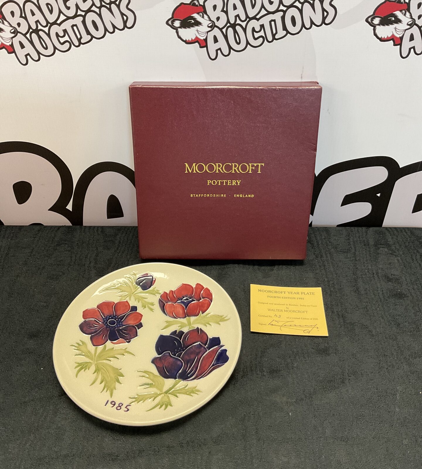 Moorcroft pottery 1985 plate in box with certificate