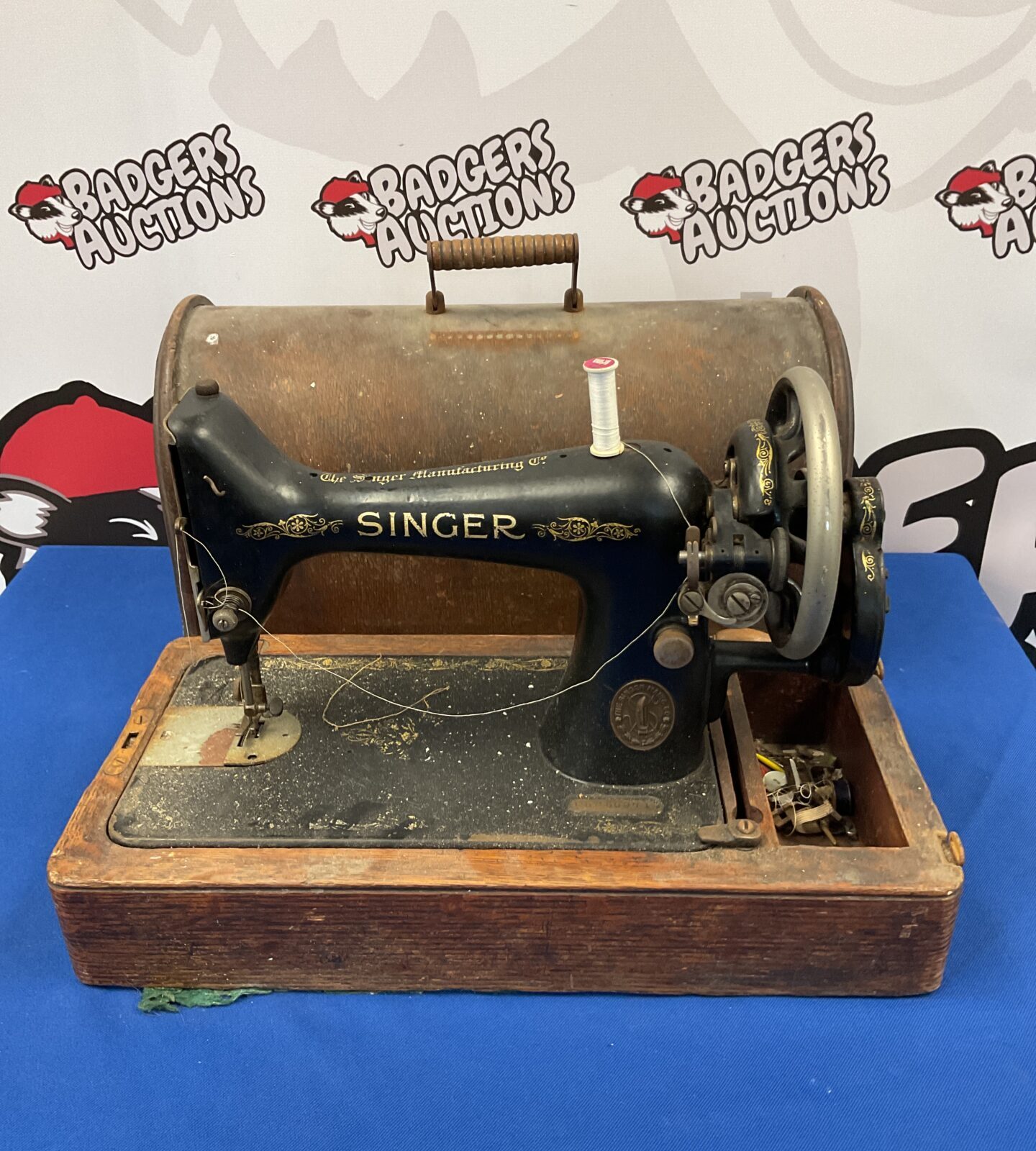 Vintage singer sewing machine f5850971