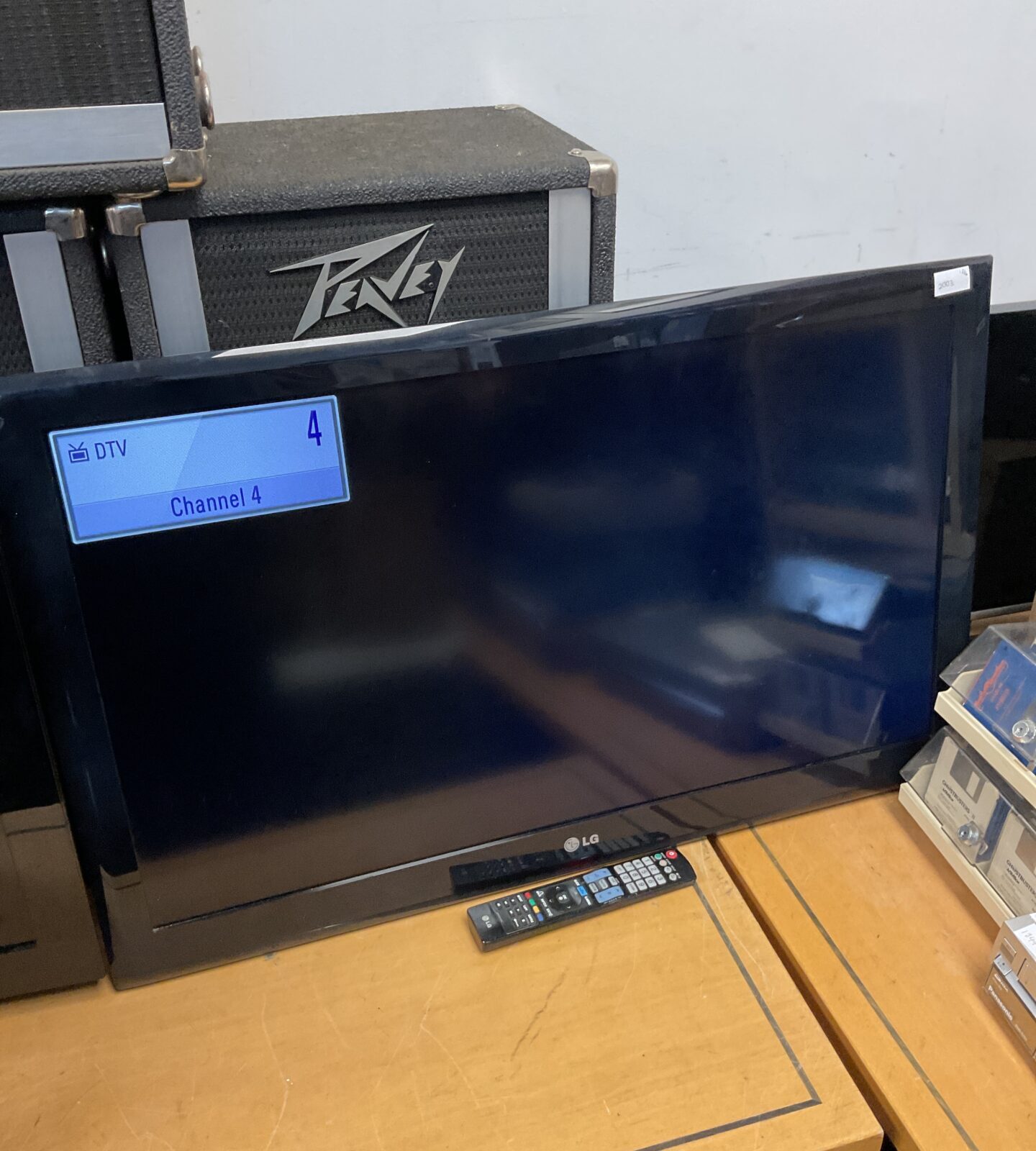 Lg 37” hd tv working with remote (no stand)