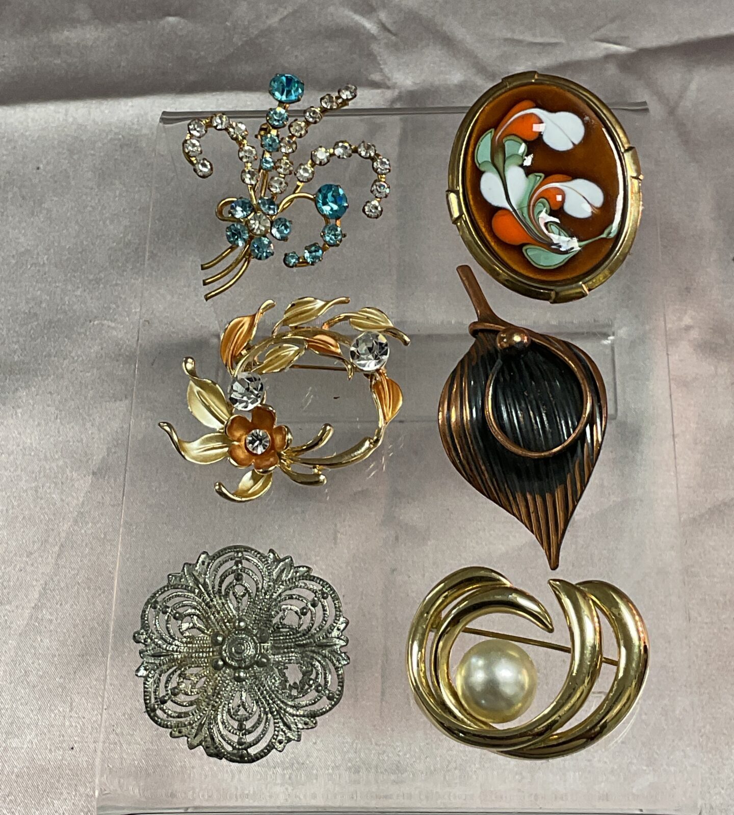 Six costume jewellery brooches