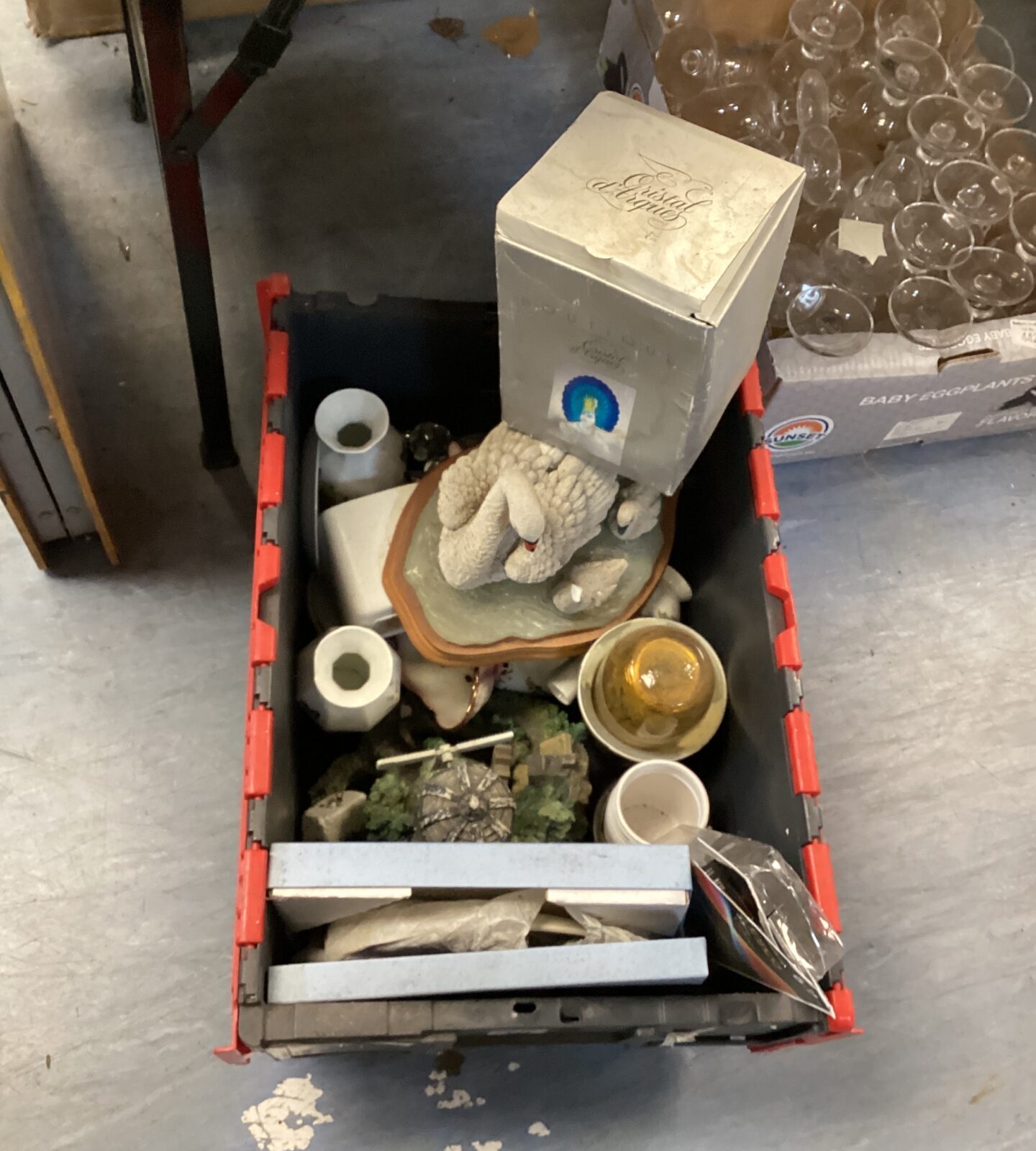 Box of mixed ornaments, decorative plates & vases