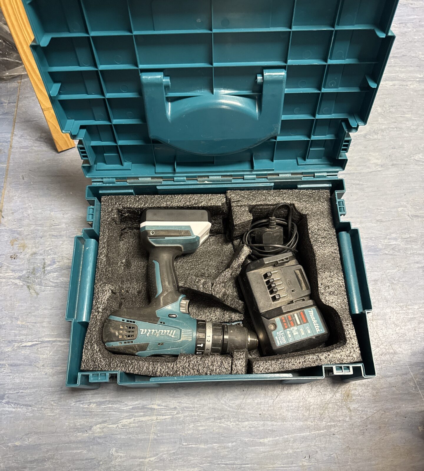 Makita cordless drill with charger & case - working, case missing some catches