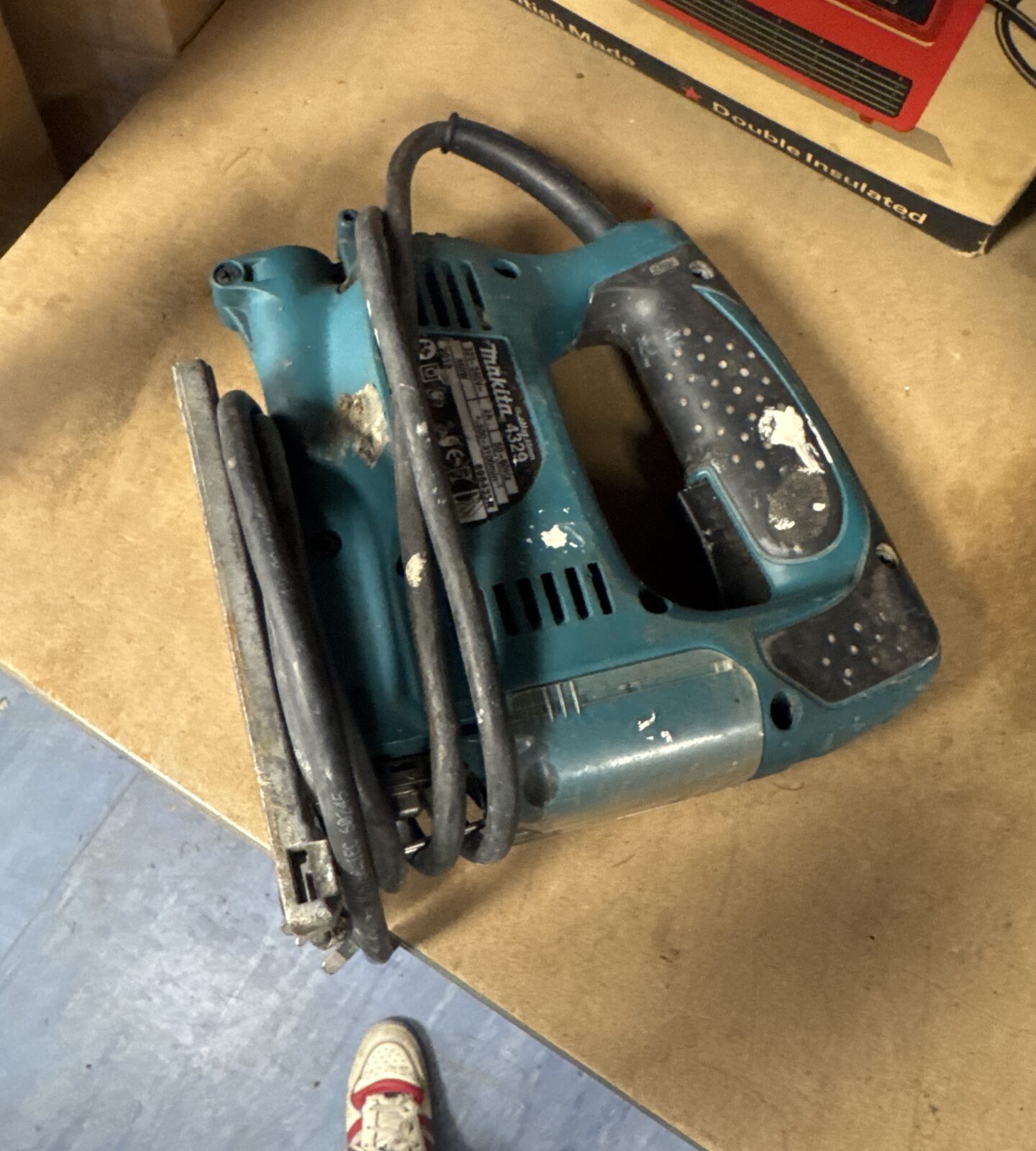 Makita 4329 jigsaw - powers on, needs blade