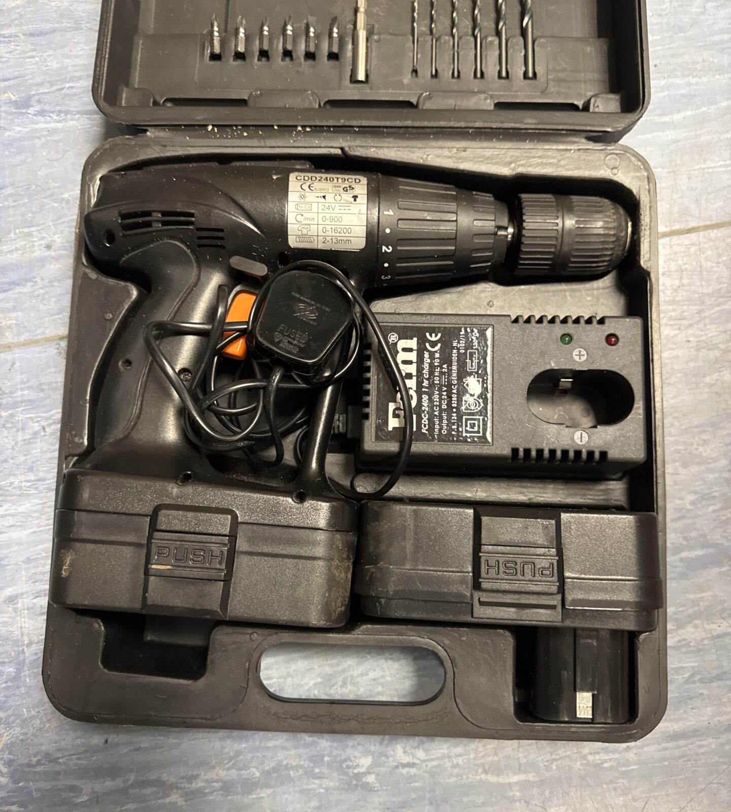 Ferm cordless drill with charger - working