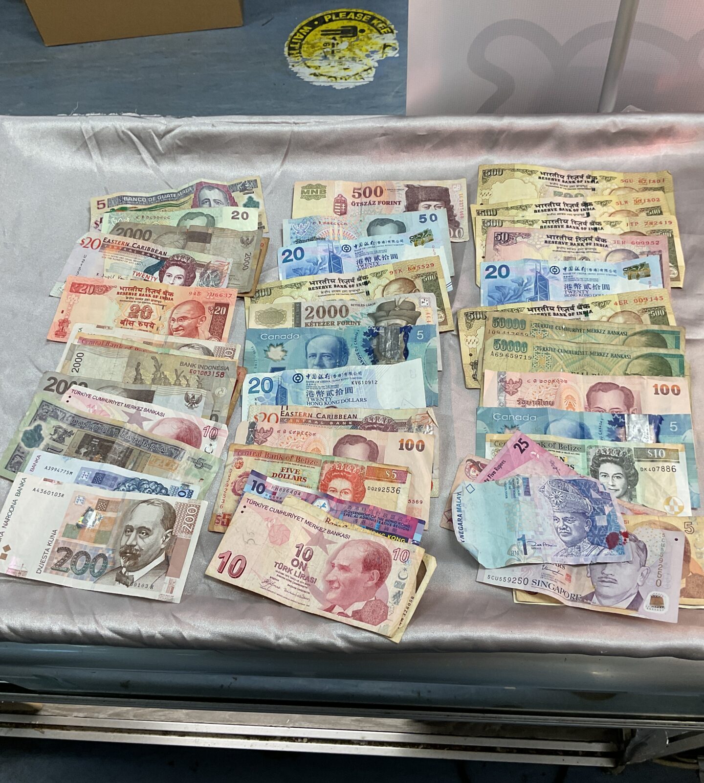 Quantity of assorted overseas banknotes