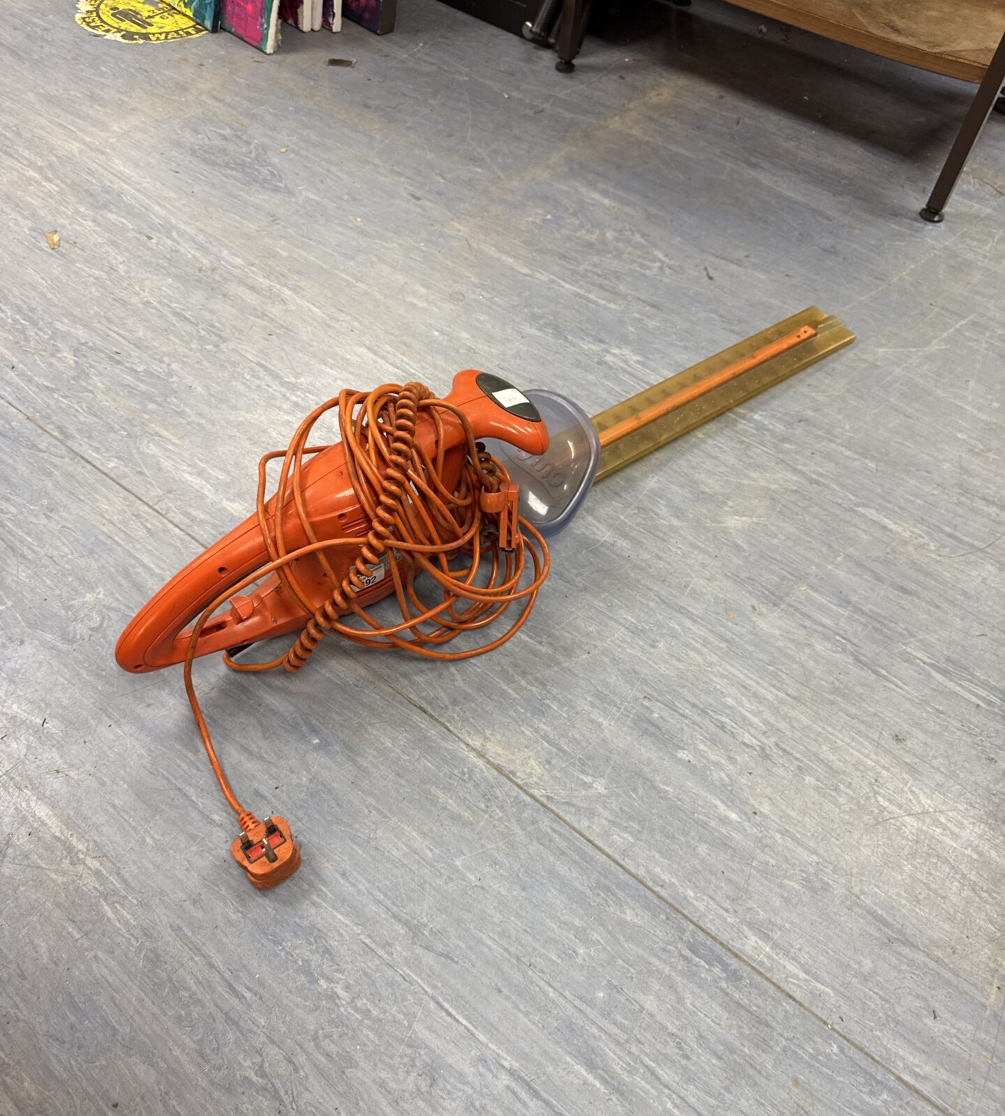 Flymo electric hedge cutter - working