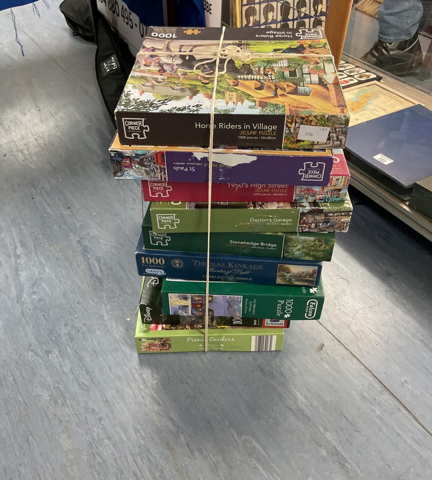 Large bundle of mixed puzzles inc corner piece