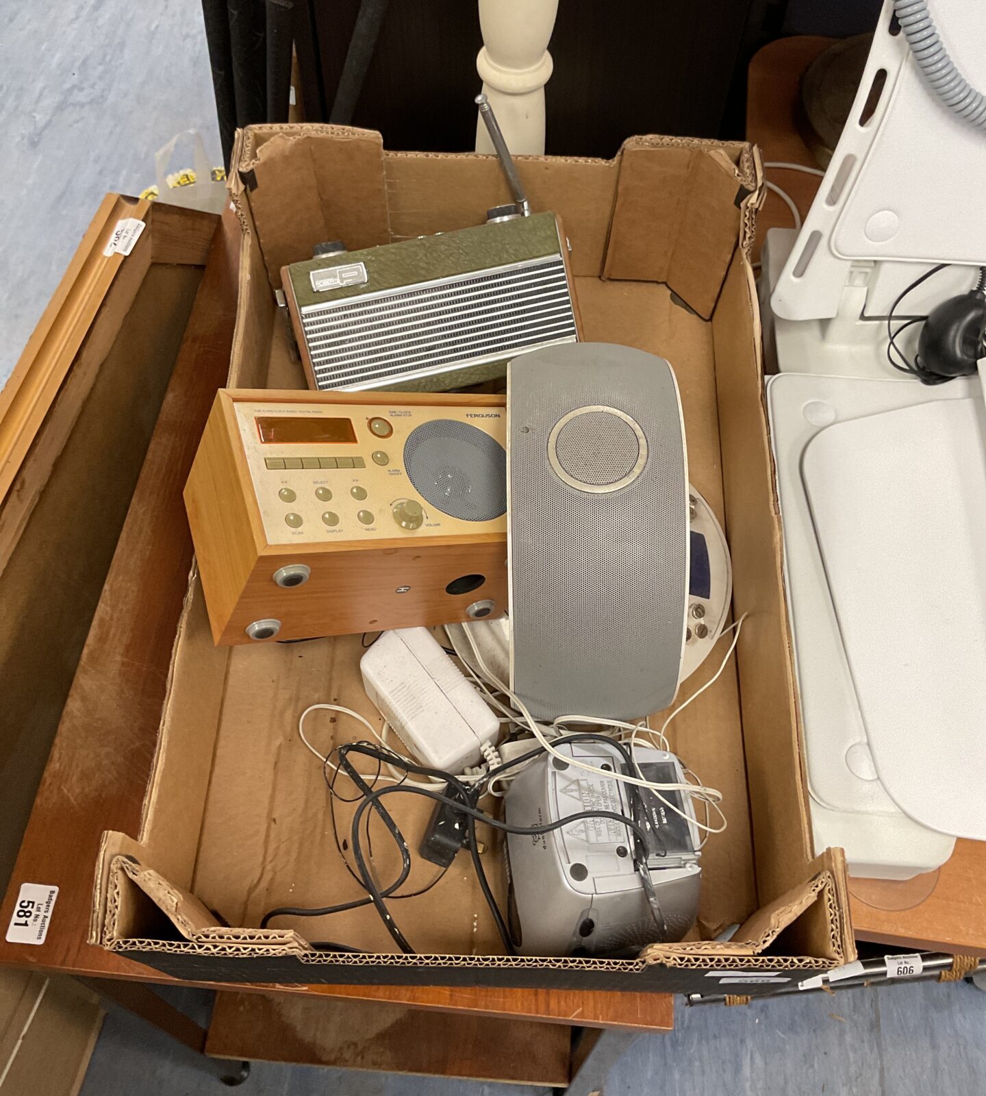 Tray of mixed electricals inc ferguson digital radio and roberts radio