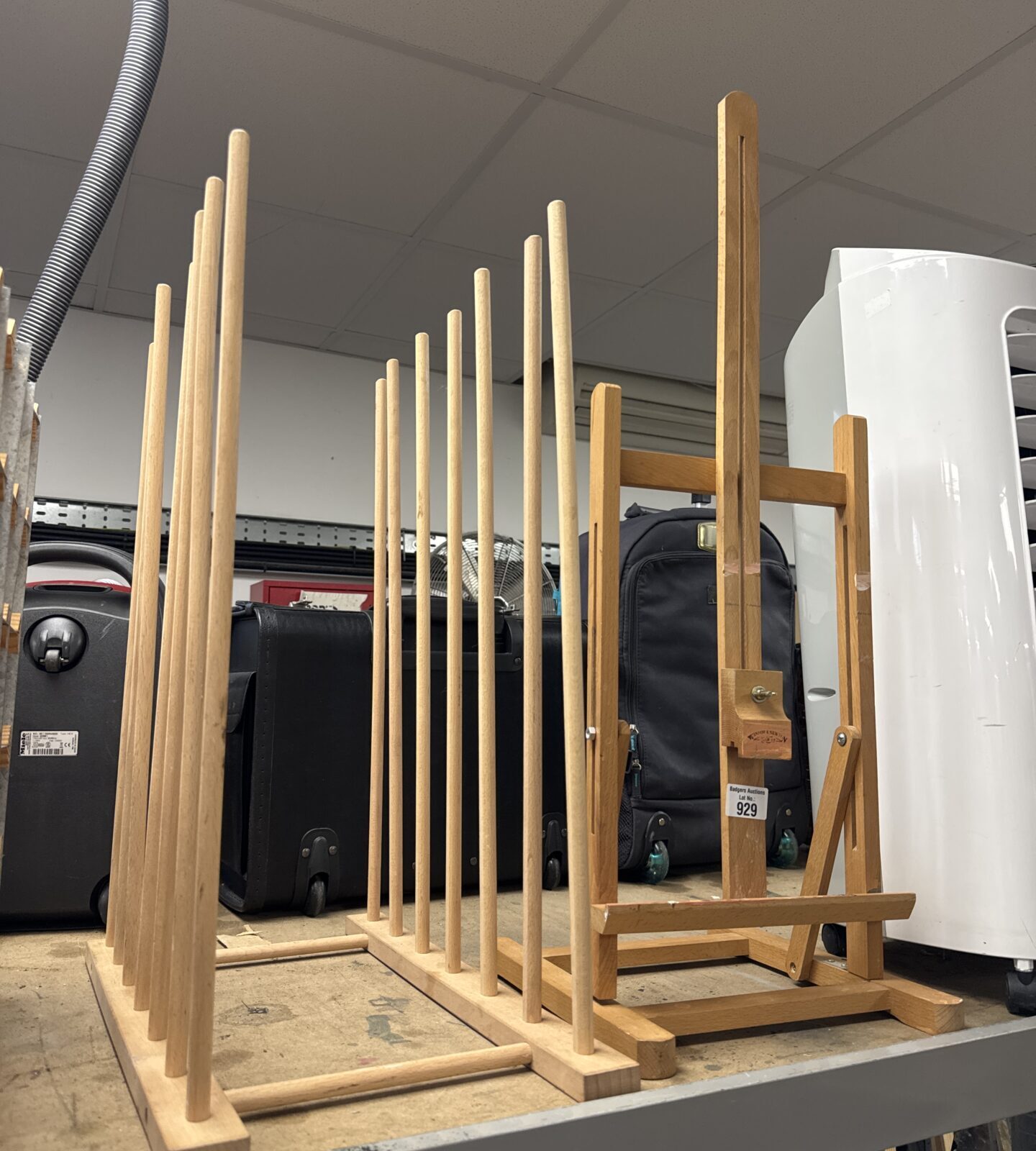 Windsor & newton tabletop artists easel with canvas stand rack