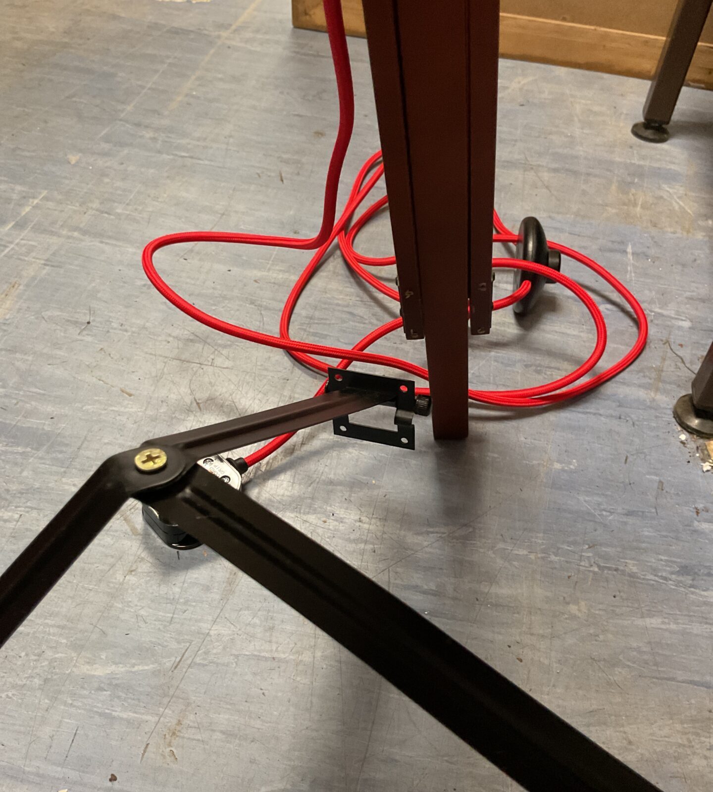 Tripod table spotlight working, needs reattaching on leg - Image 2