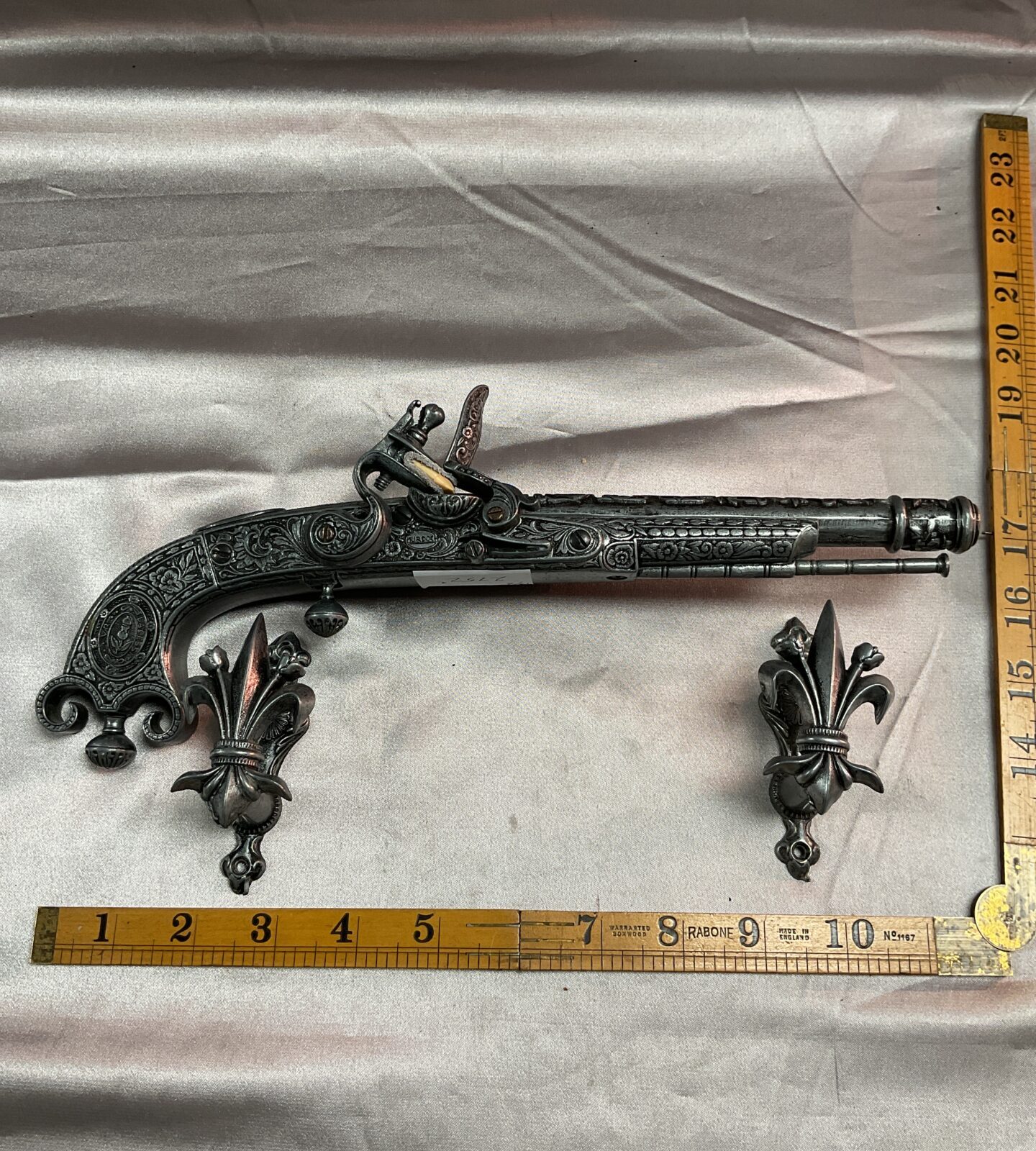 Reproduction Murdoch La Cessit flintlock pistol with wall mounts