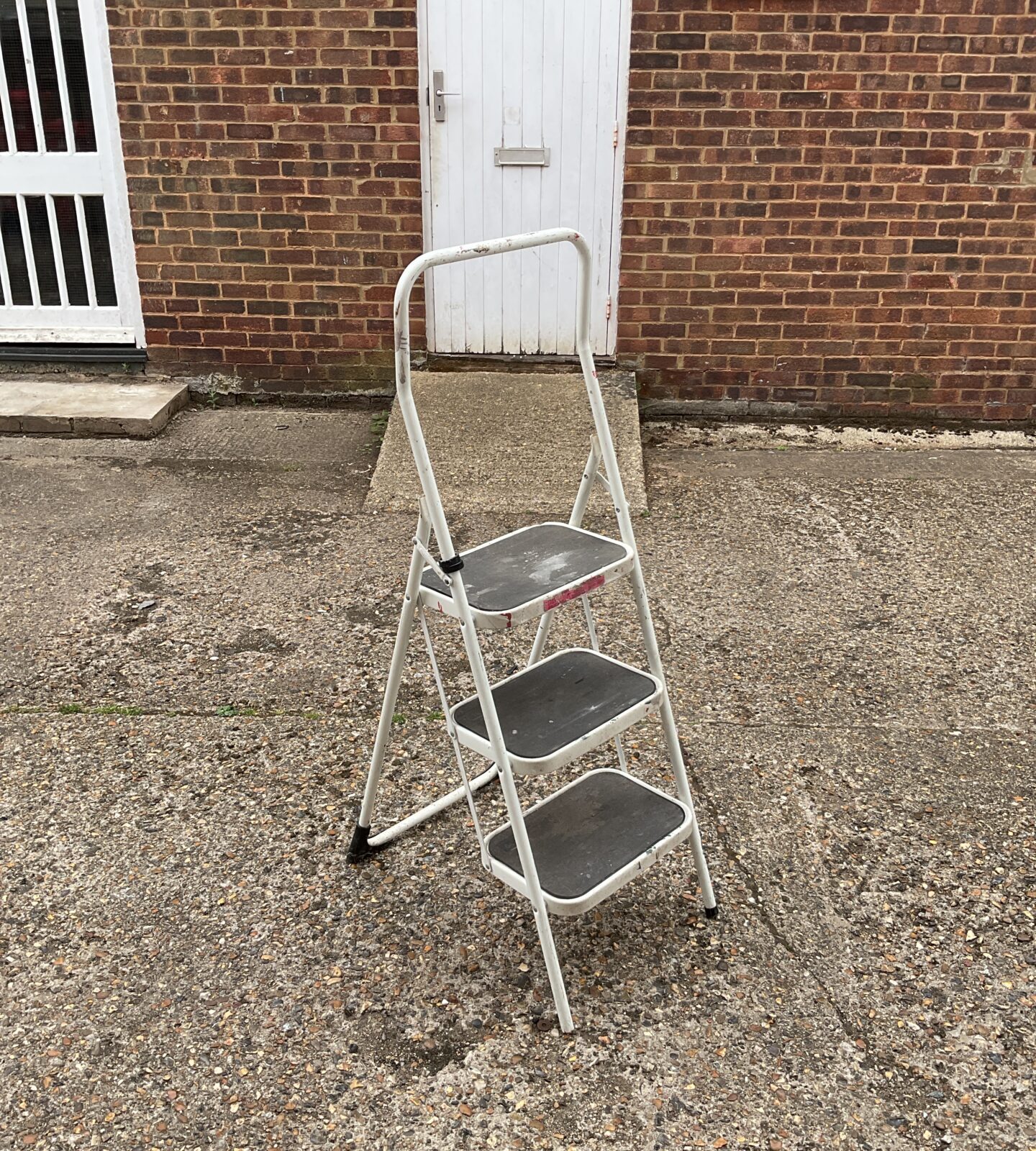 Taurus White folding step ladder