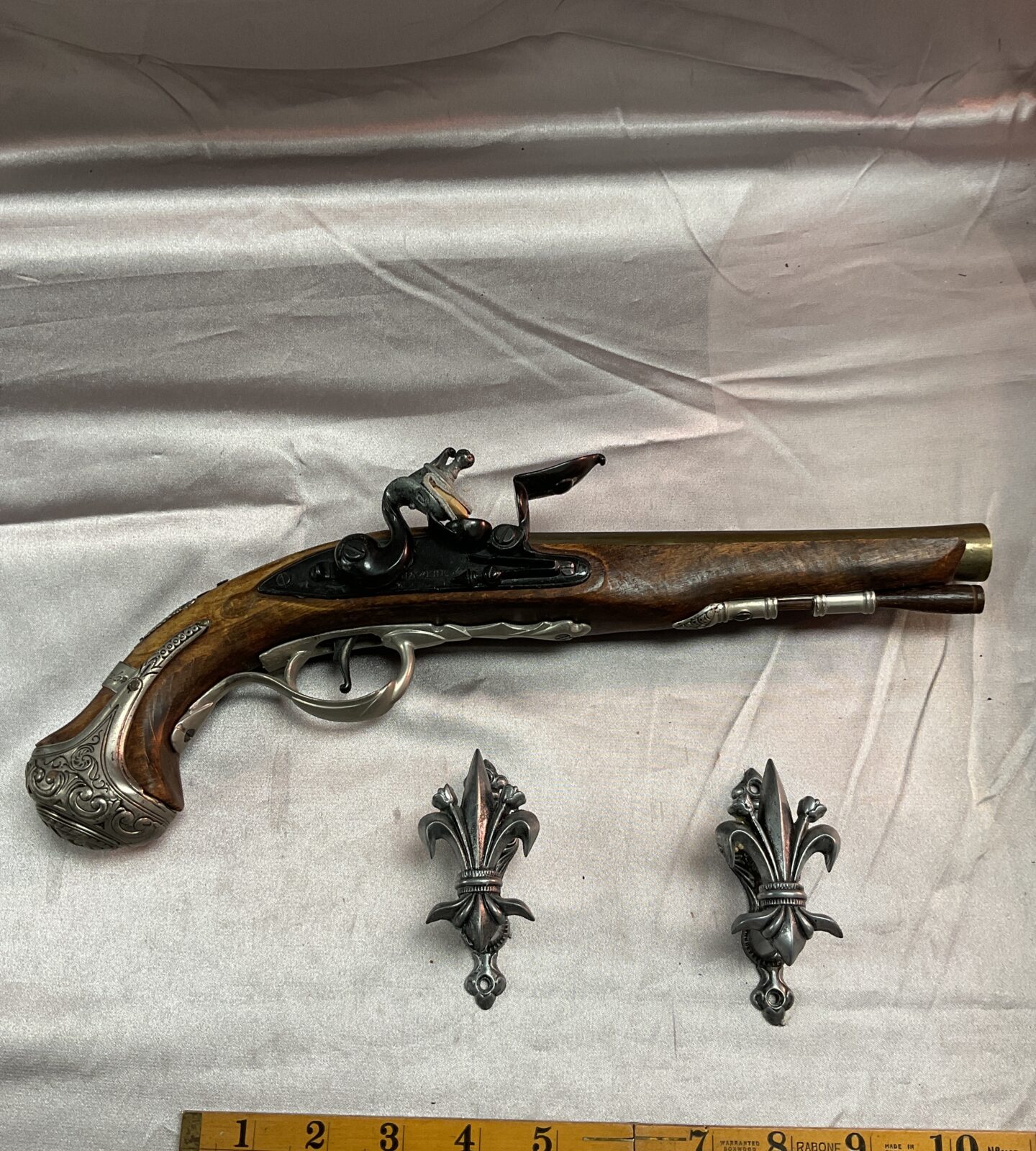 Reproduction George Washington 1748 colonial Hawkins flintlock pistol with wall brackets