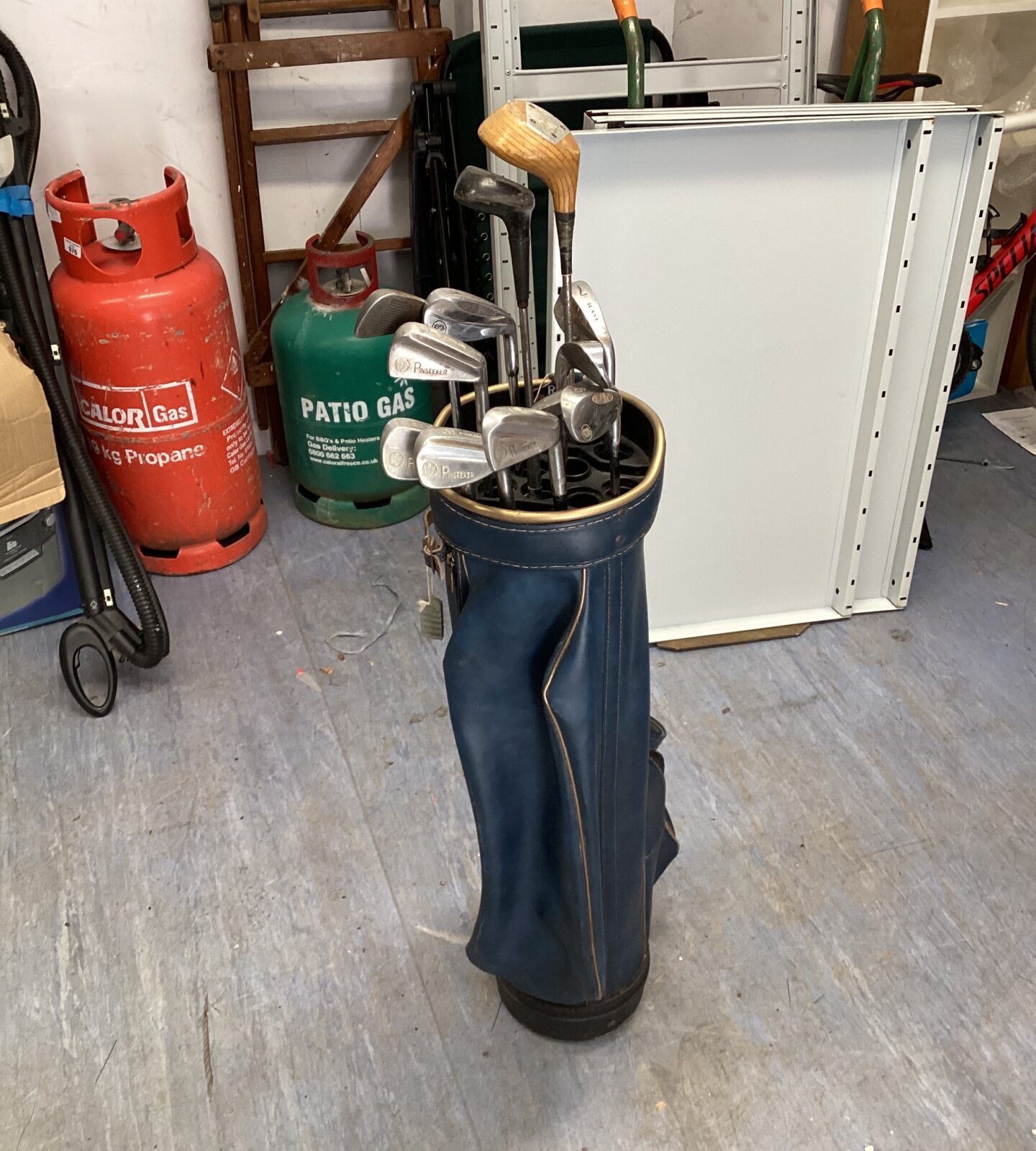 Retro golf bag with RAM golf clubs
