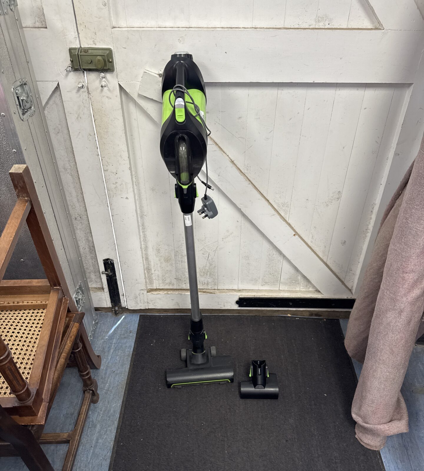 Gtech pro cordless hoover with charger & attachment - working
